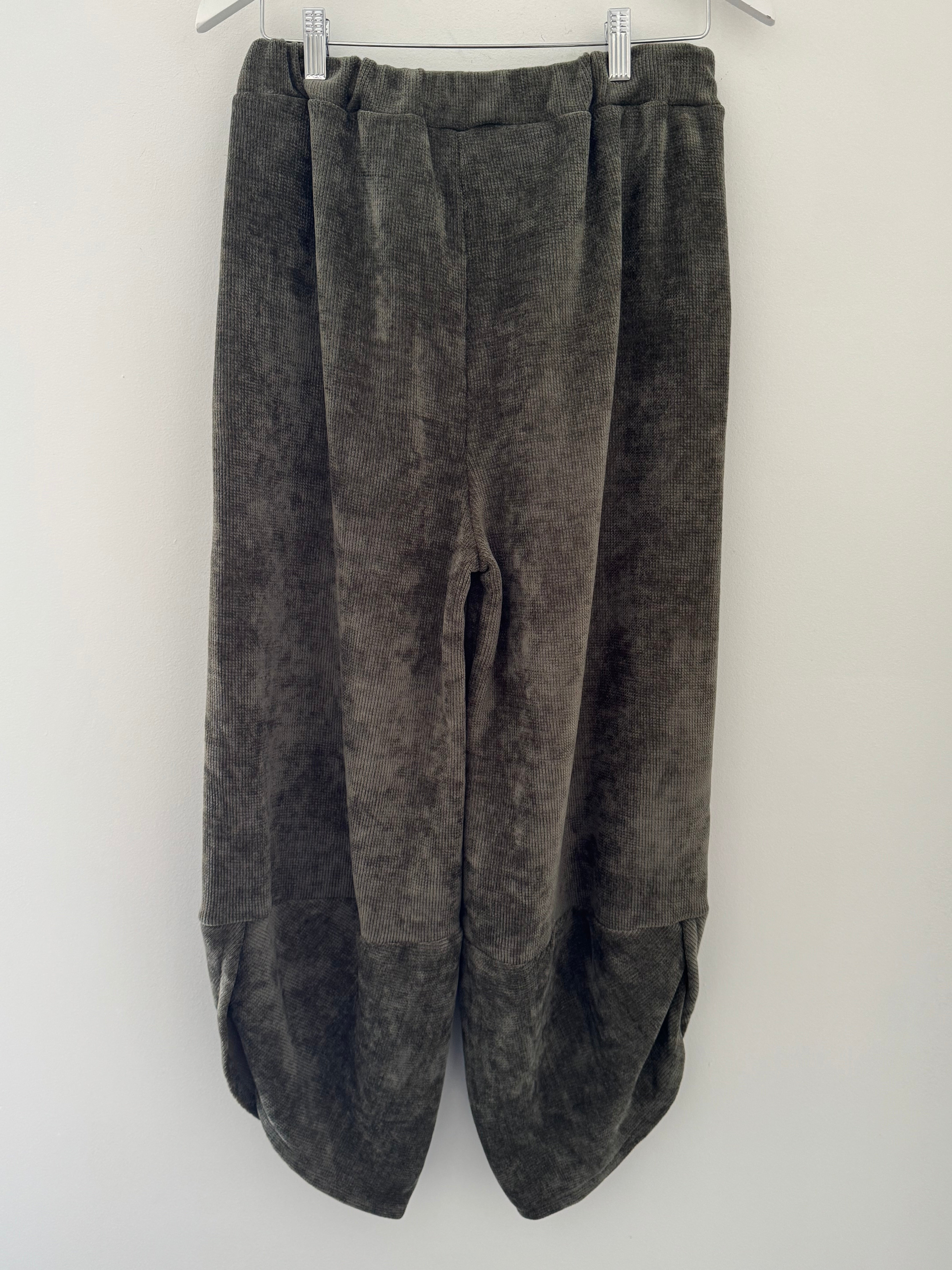 Barrel Velvety Trousers in Khaki