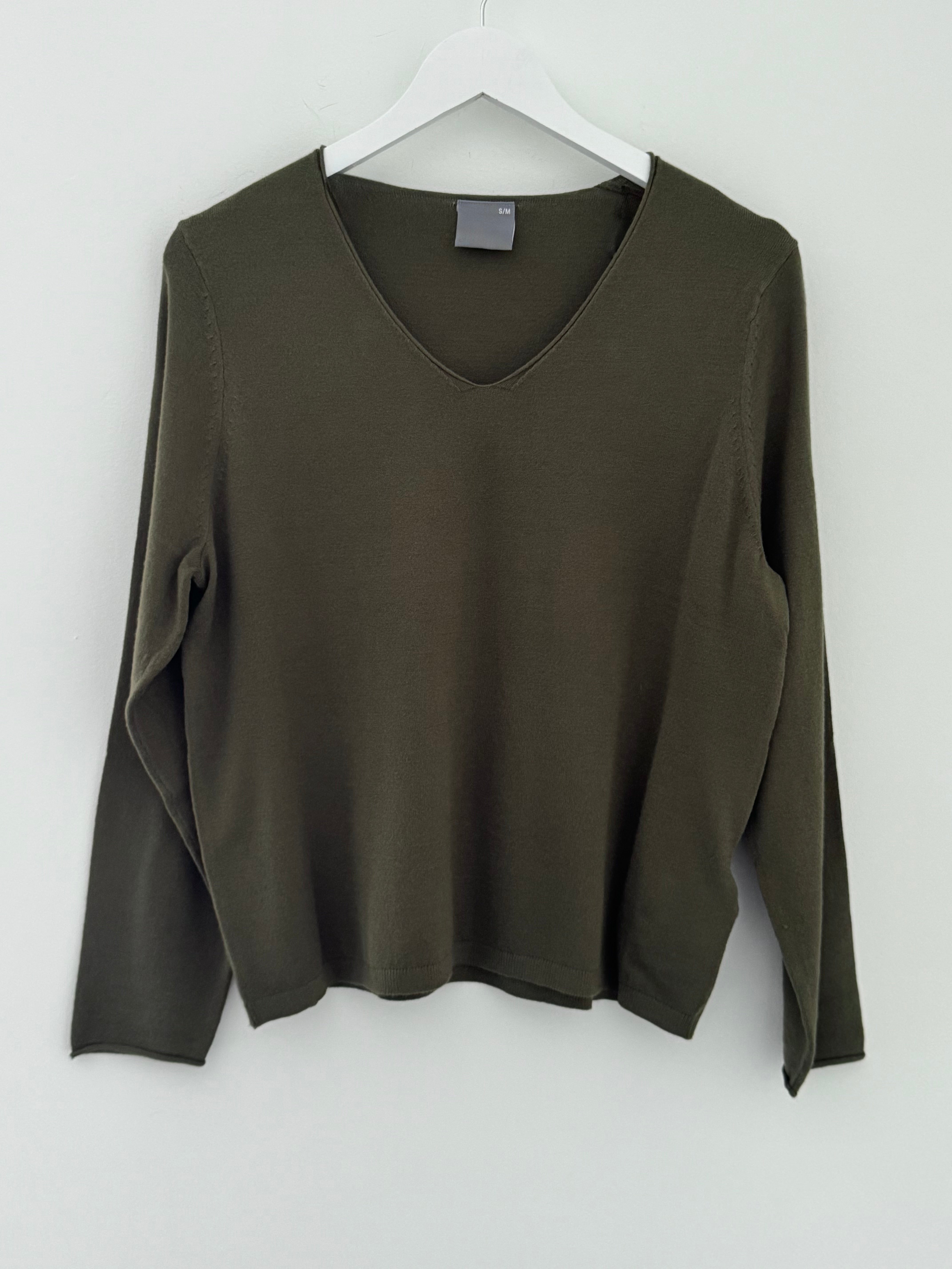 Fine Knit V Neck Jumper in Khaki