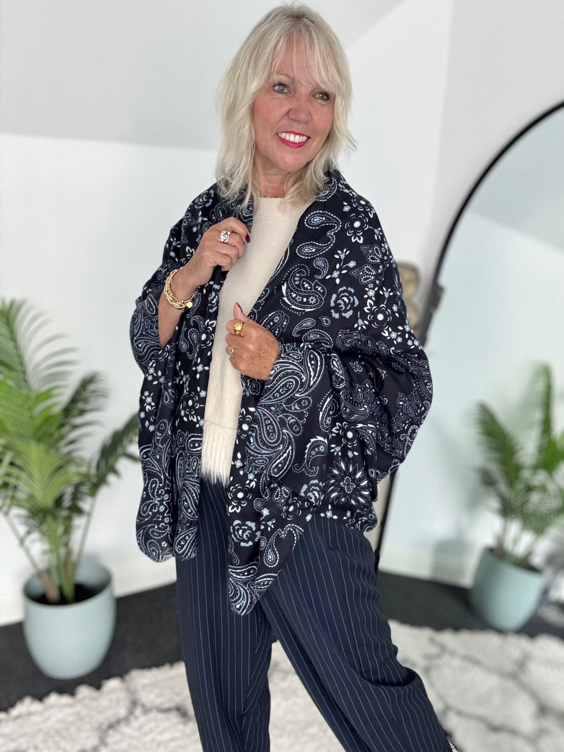 Cosy Paisley Scarf in Navy
