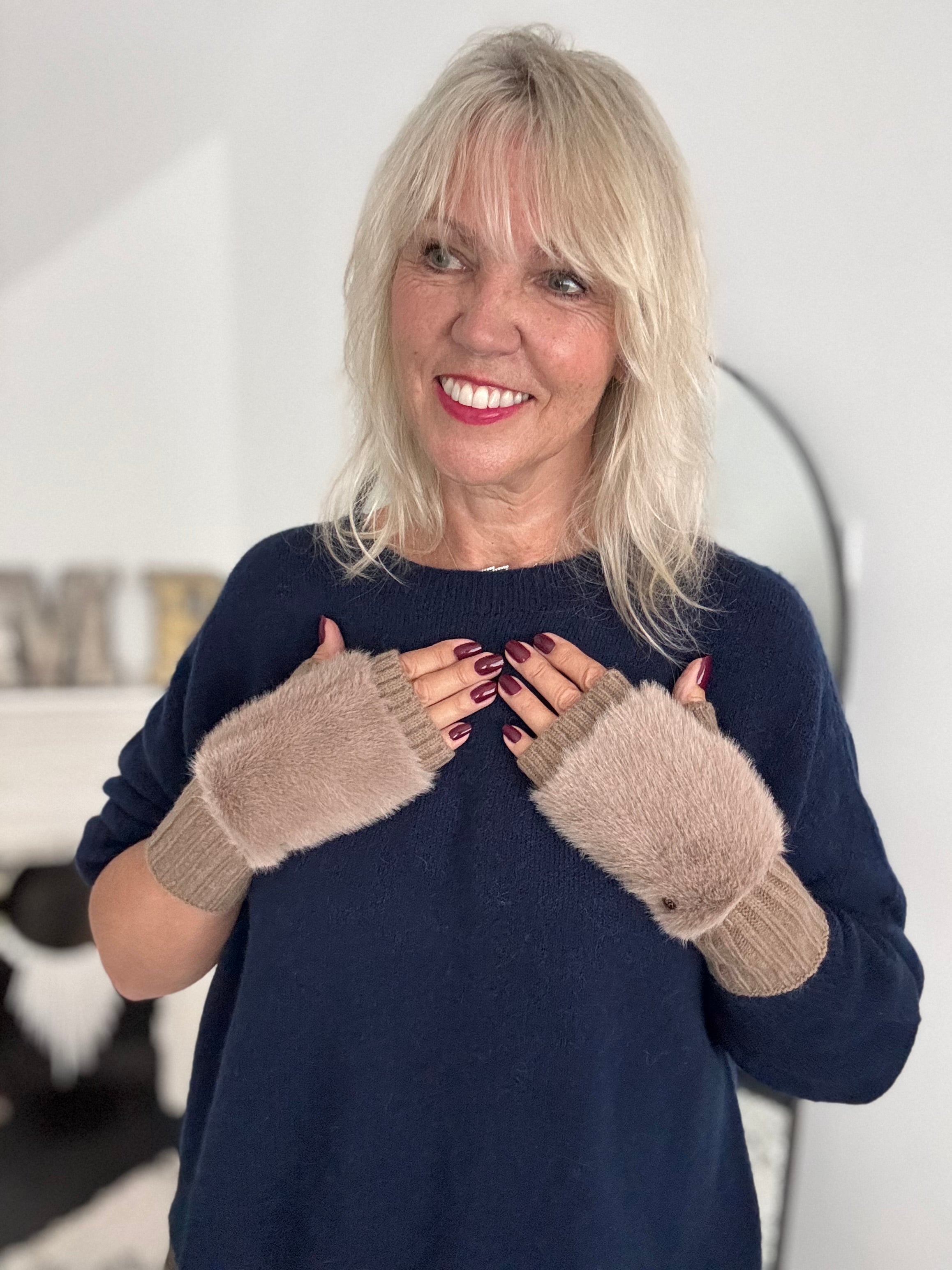 Fur Wristwarmer Gloves in Mocha