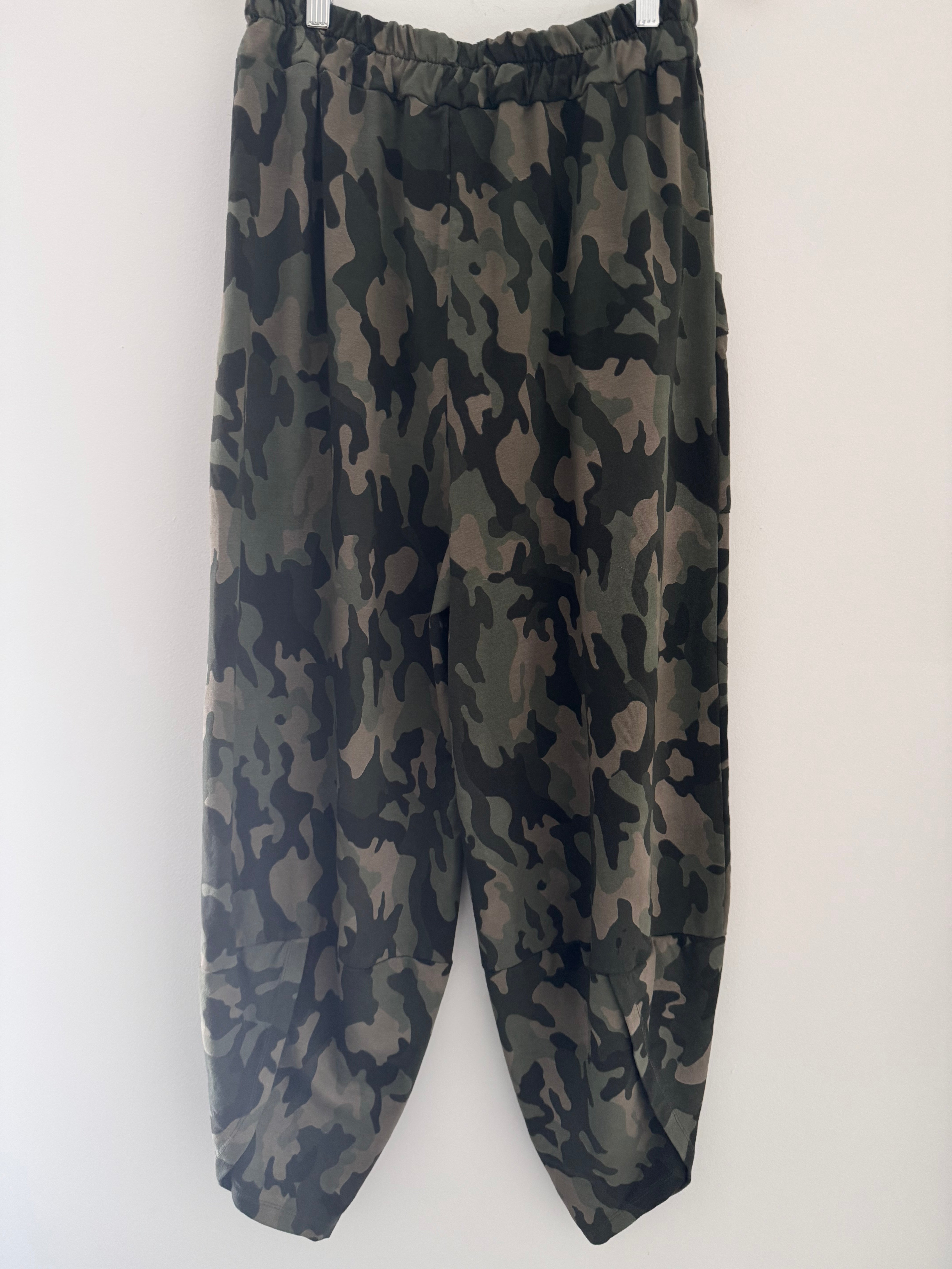 Barrel Cotton Jersey Trousers in Khaki Camo