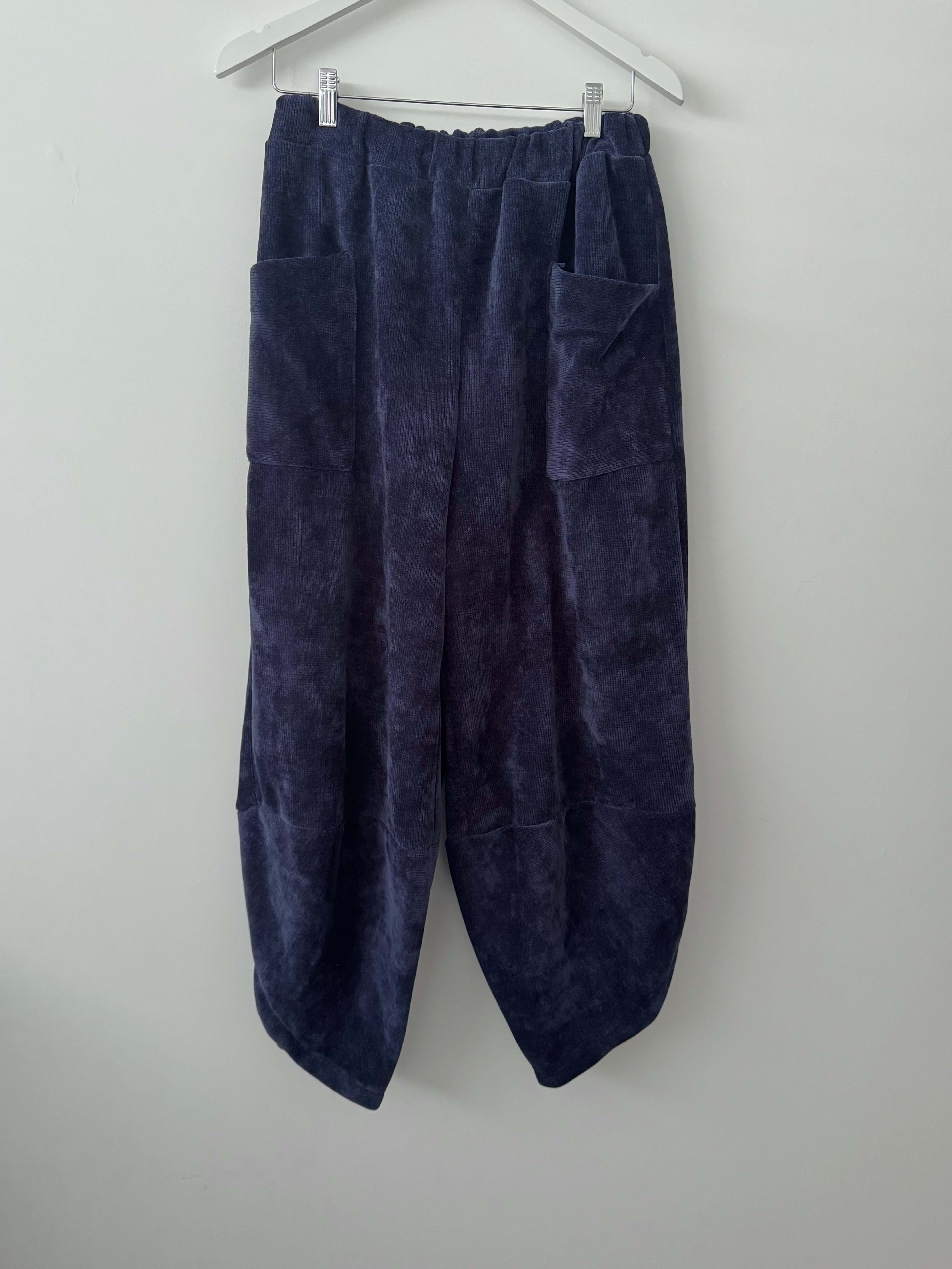 Barrel Velvety Trousers in Navy