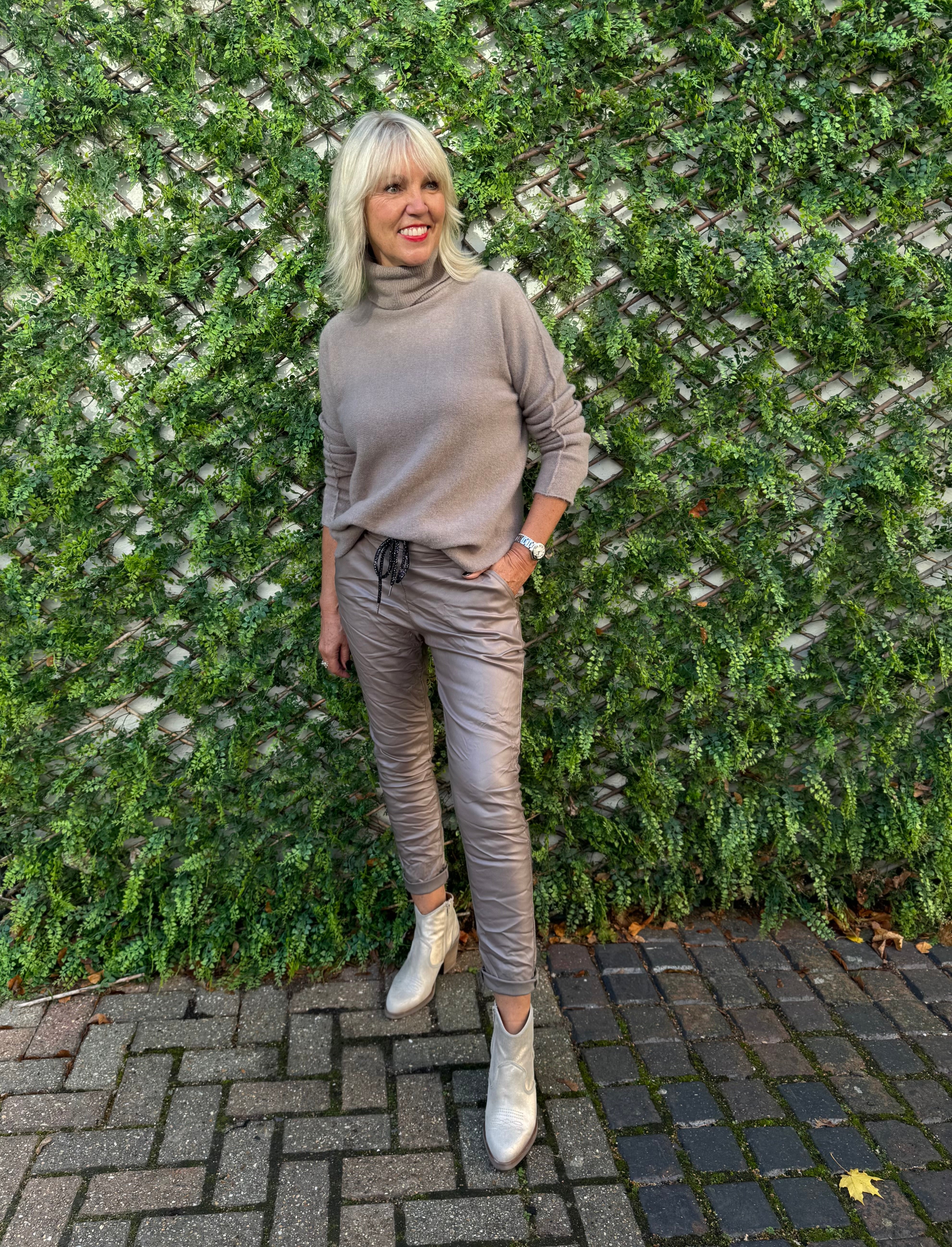 Super Stretch Joggers in Waxed Mocha