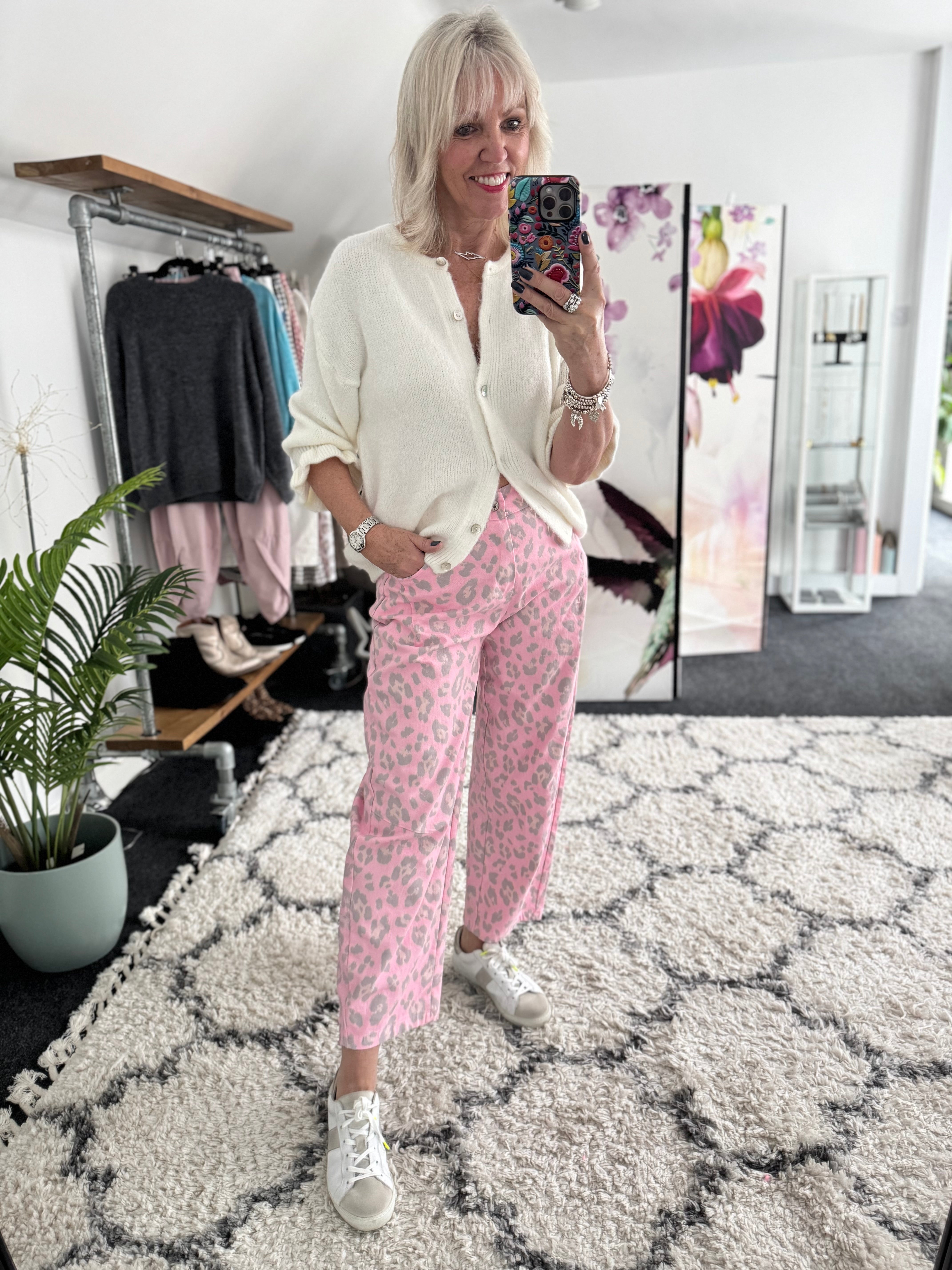 Barrel Leg Stretch Jeans in Pink Leopard