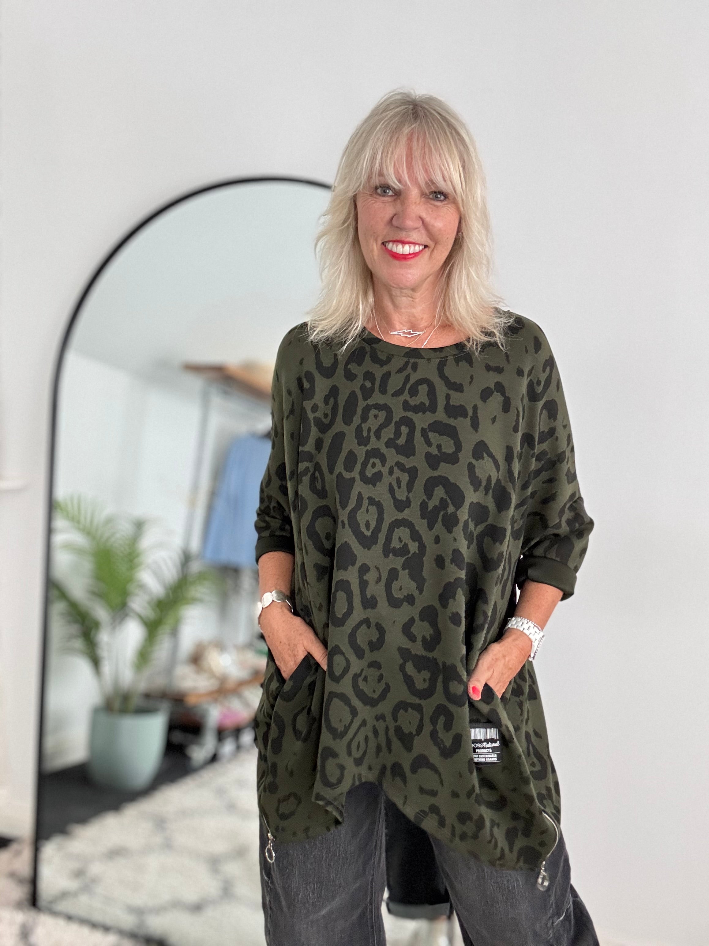 Oversized Sweatshirt in Dark Khaki Leopard