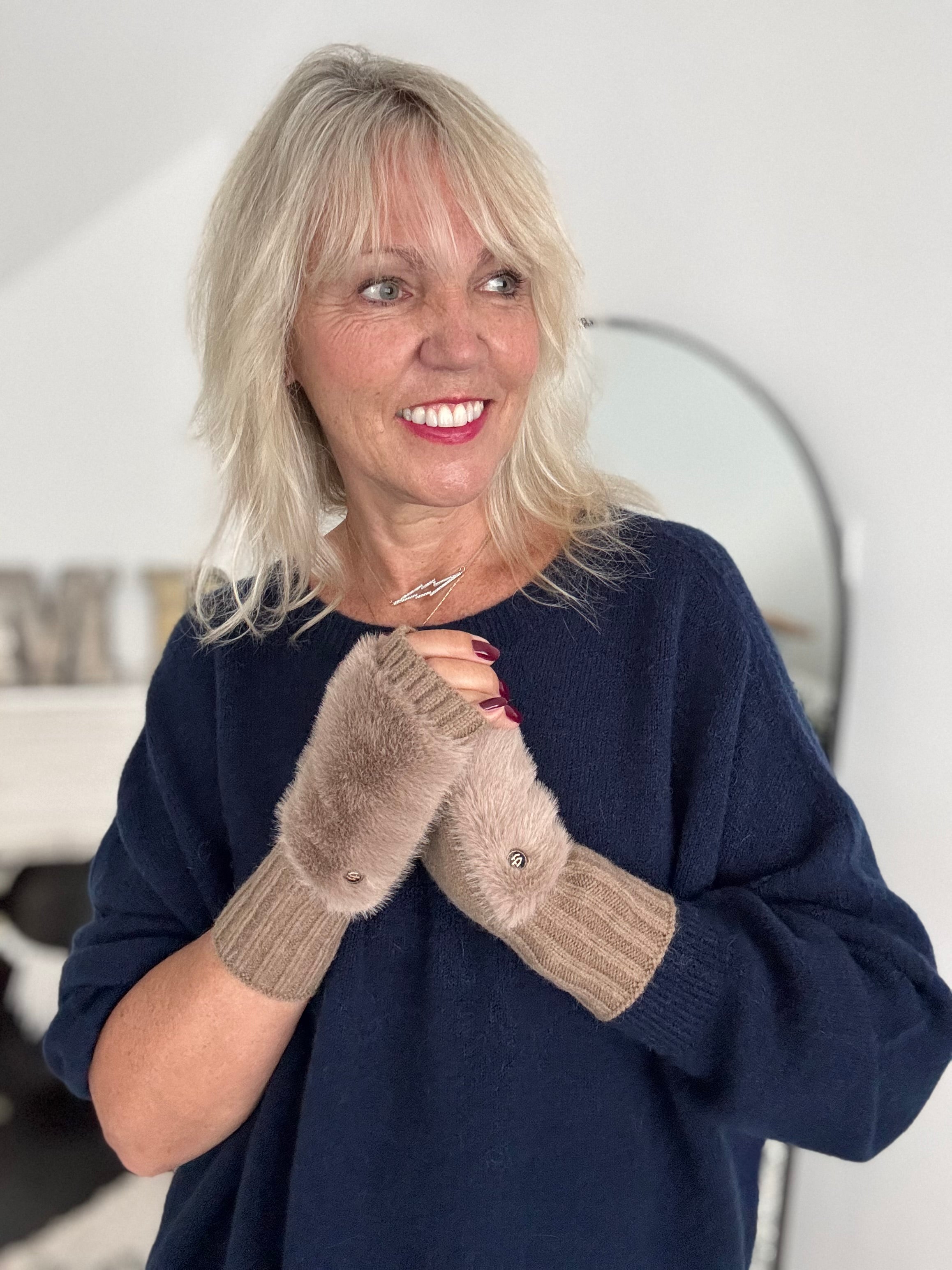 Fur Wristwarmer Gloves in Mocha