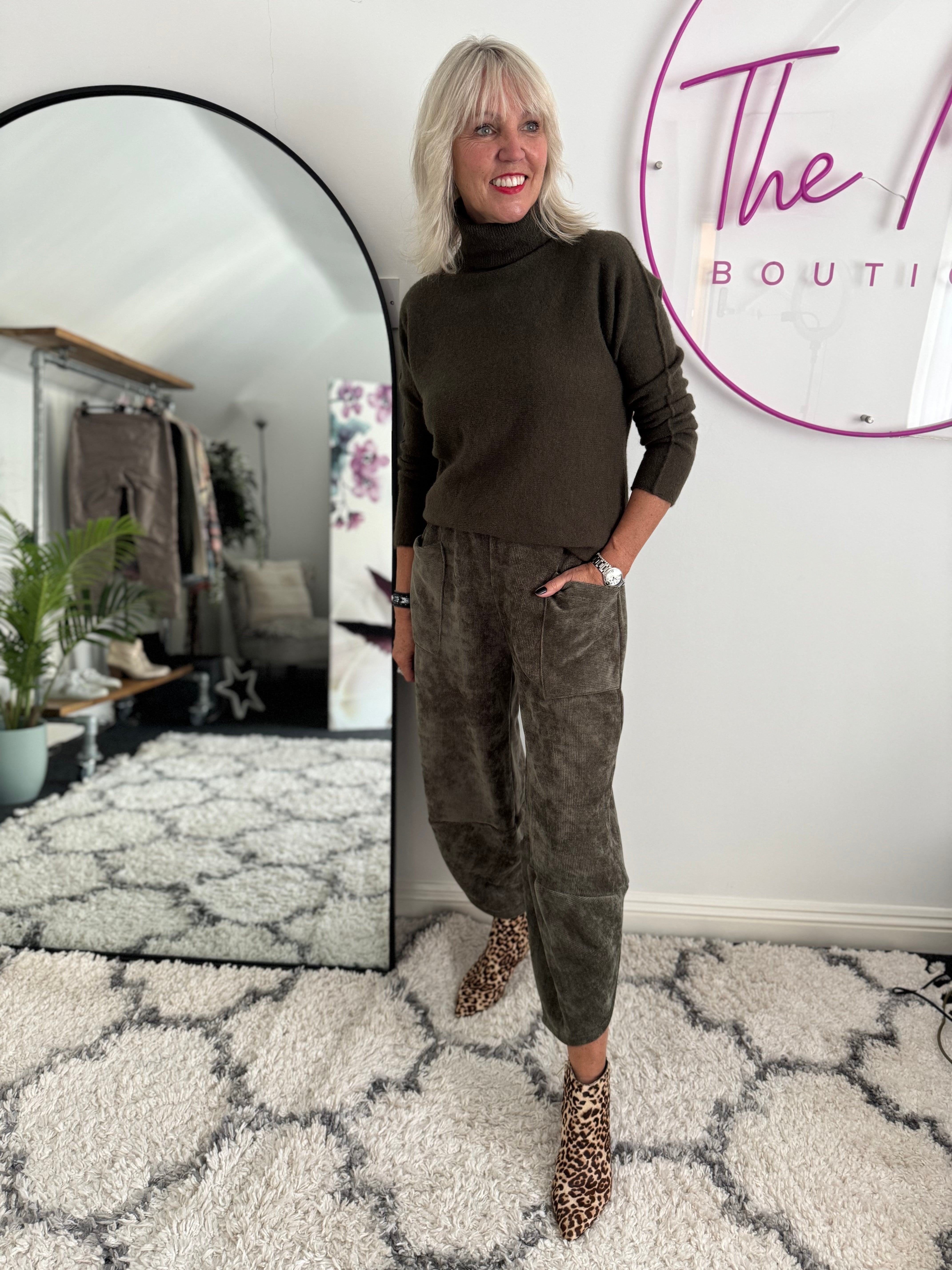 Barrel Velvety Trousers in Khaki