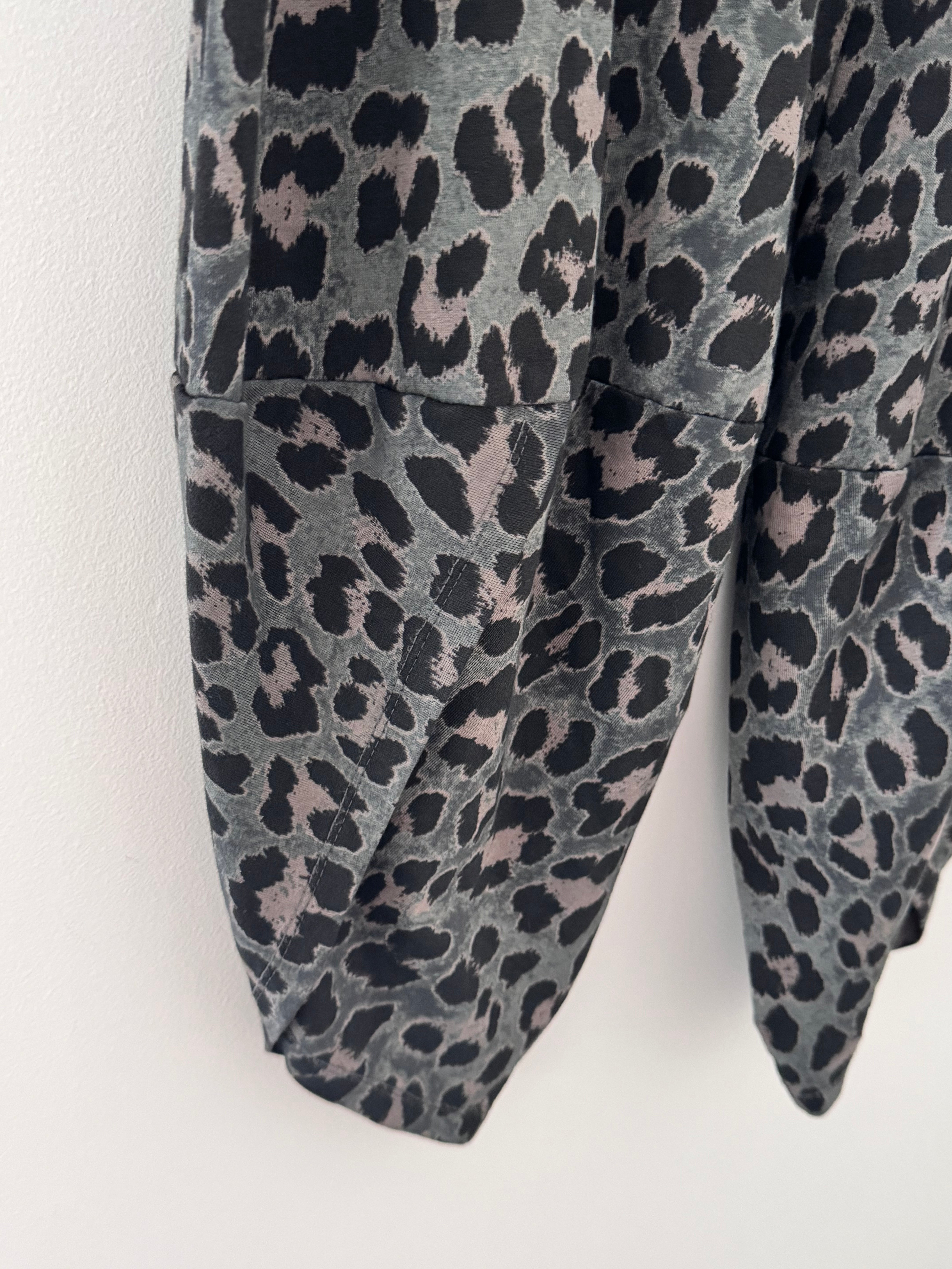 Barrel Stretch Trousers in Grey Leopard