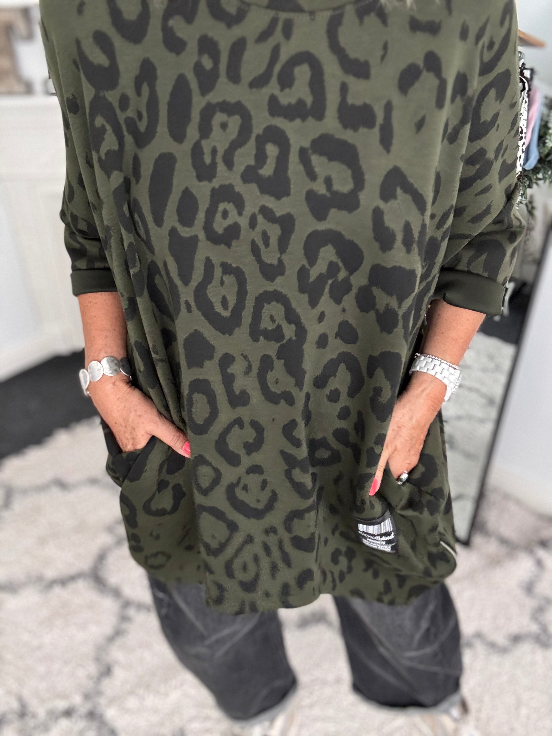 Oversized Sweatshirt in Dark Khaki Leopard