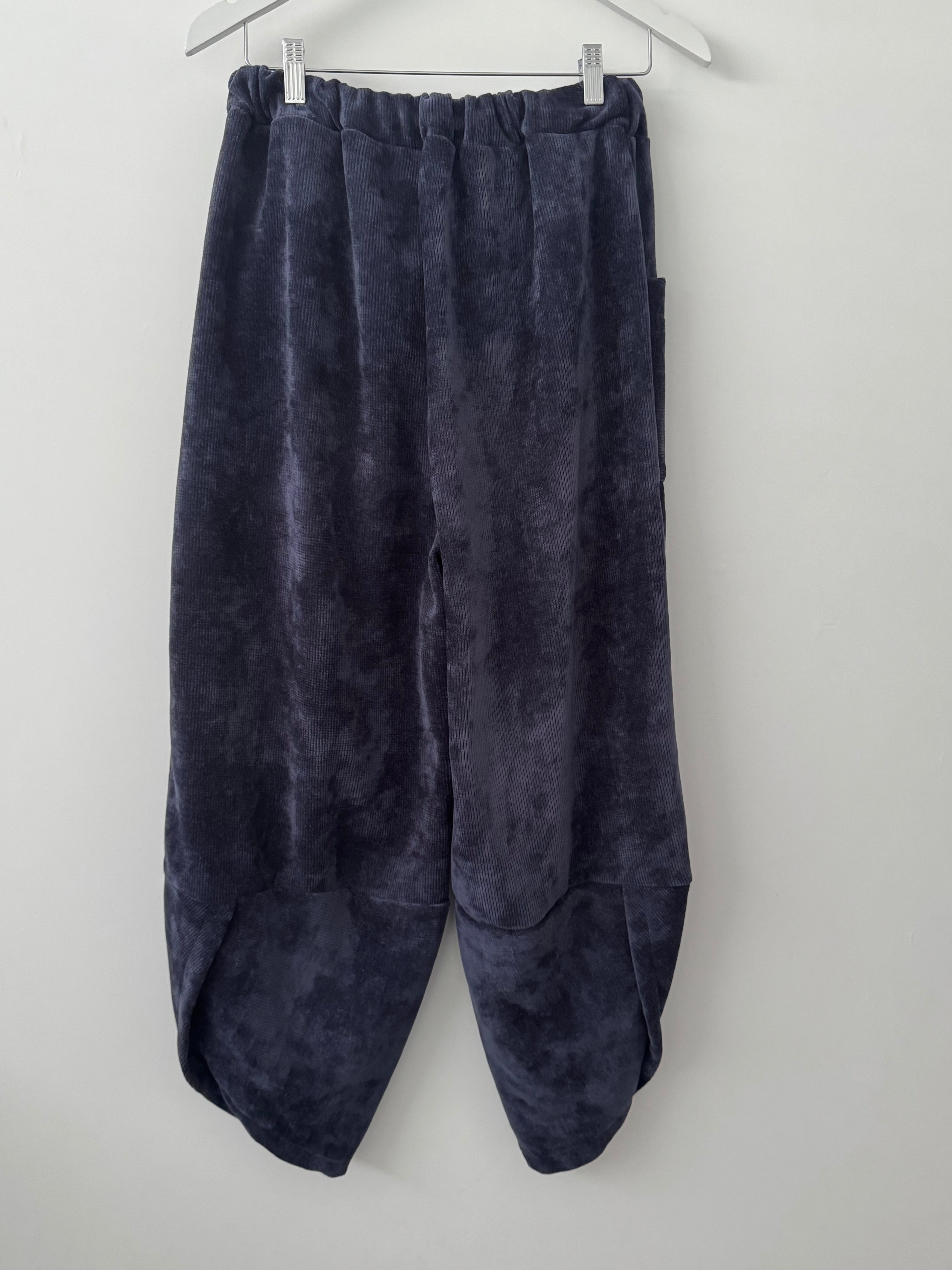 Barrel Velvety Trousers in Navy