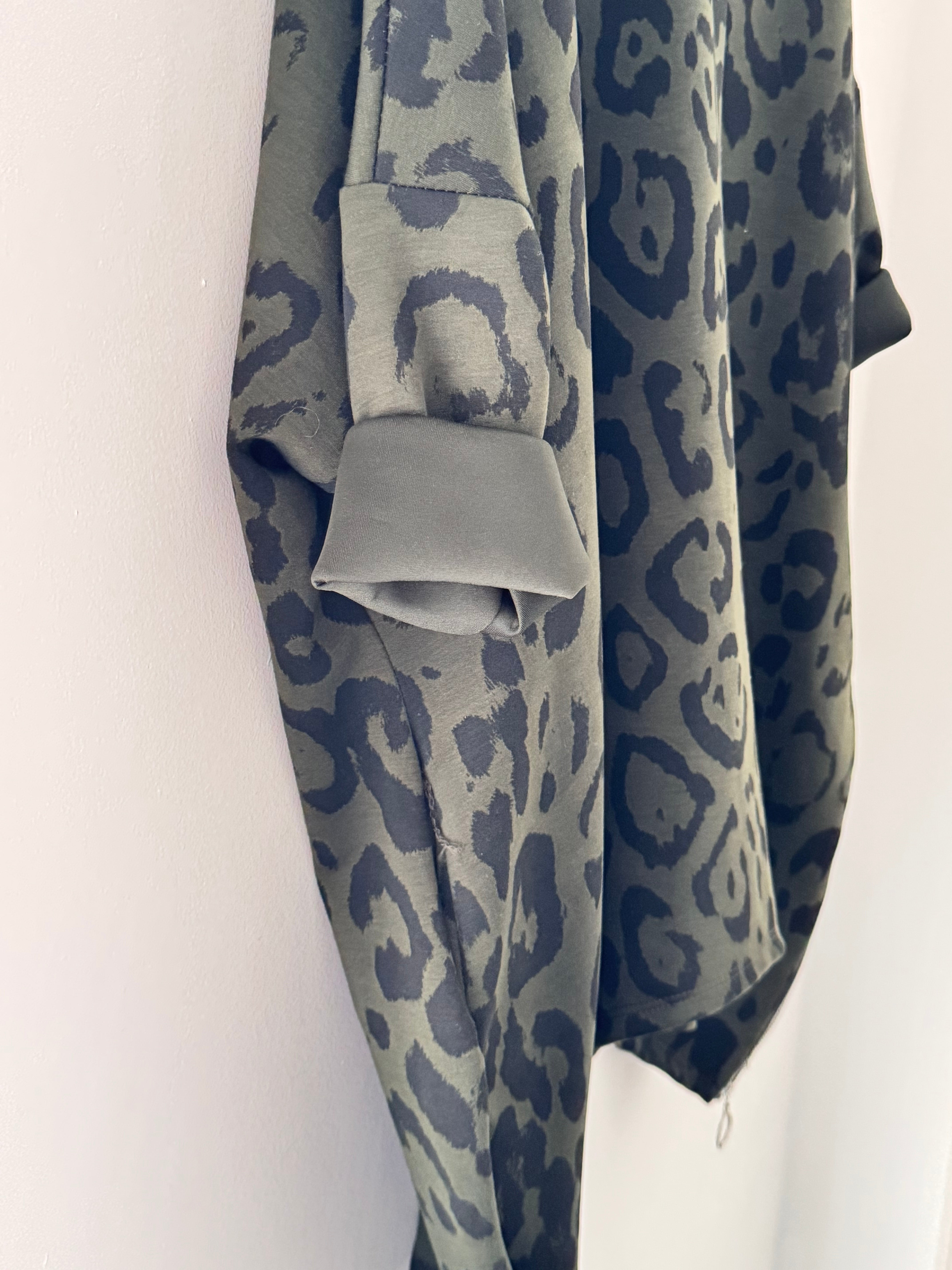 Oversized Sweatshirt in Dark Khaki Leopard
