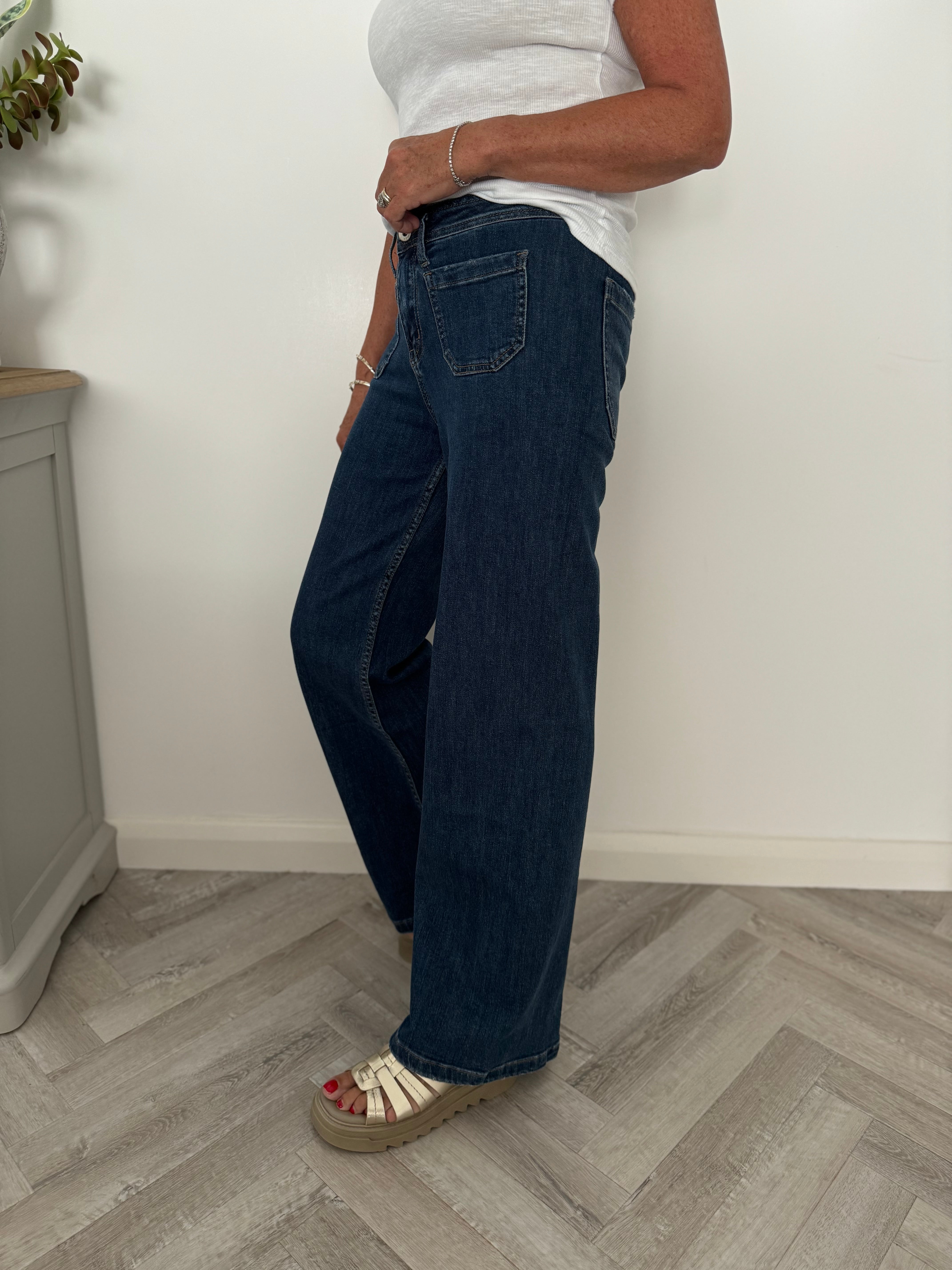 Stretch Flared Jeans in Mid Denim