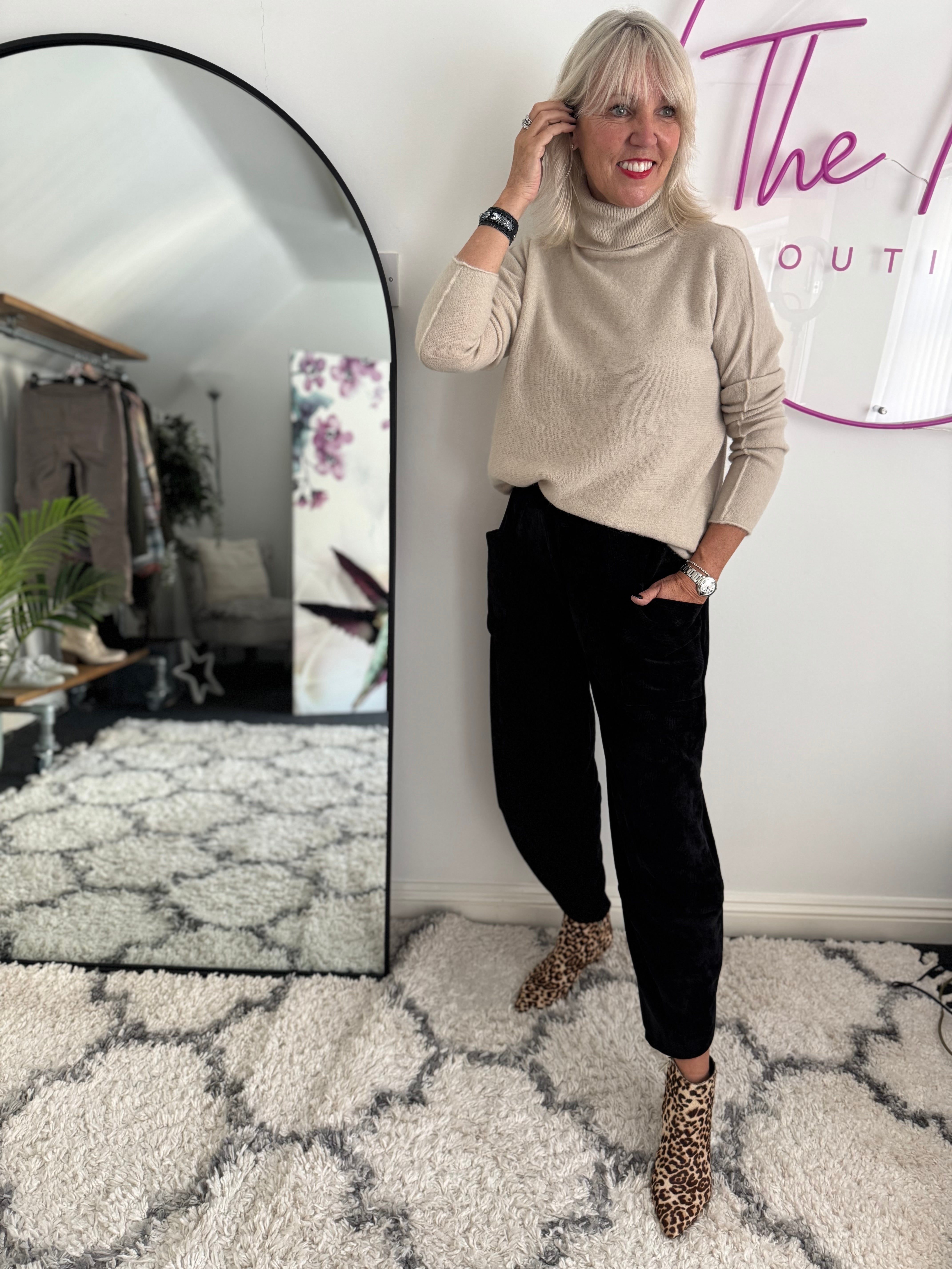 Barrel Velvety Trousers in Black