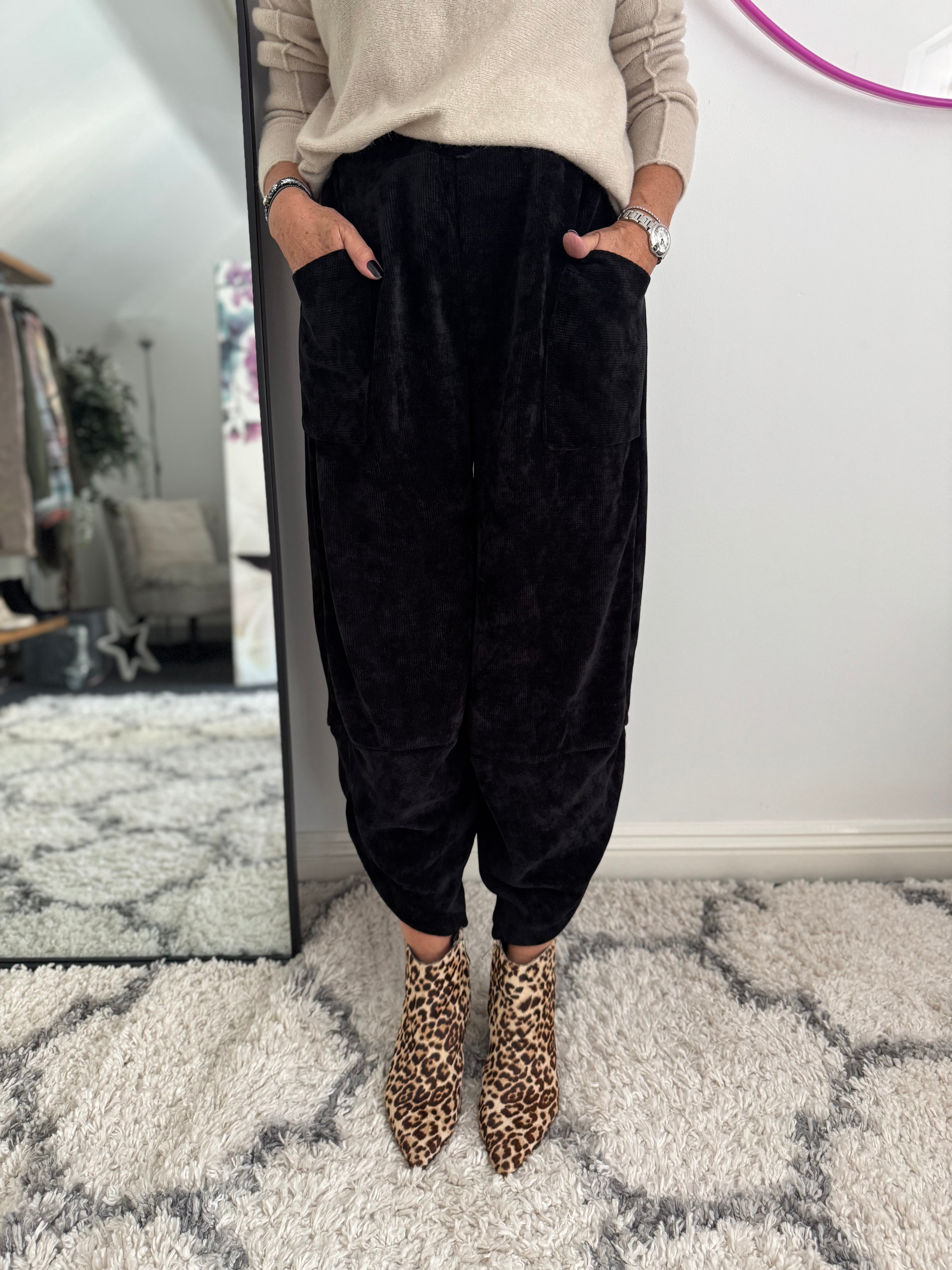 Barrel Velvety Trousers in Black