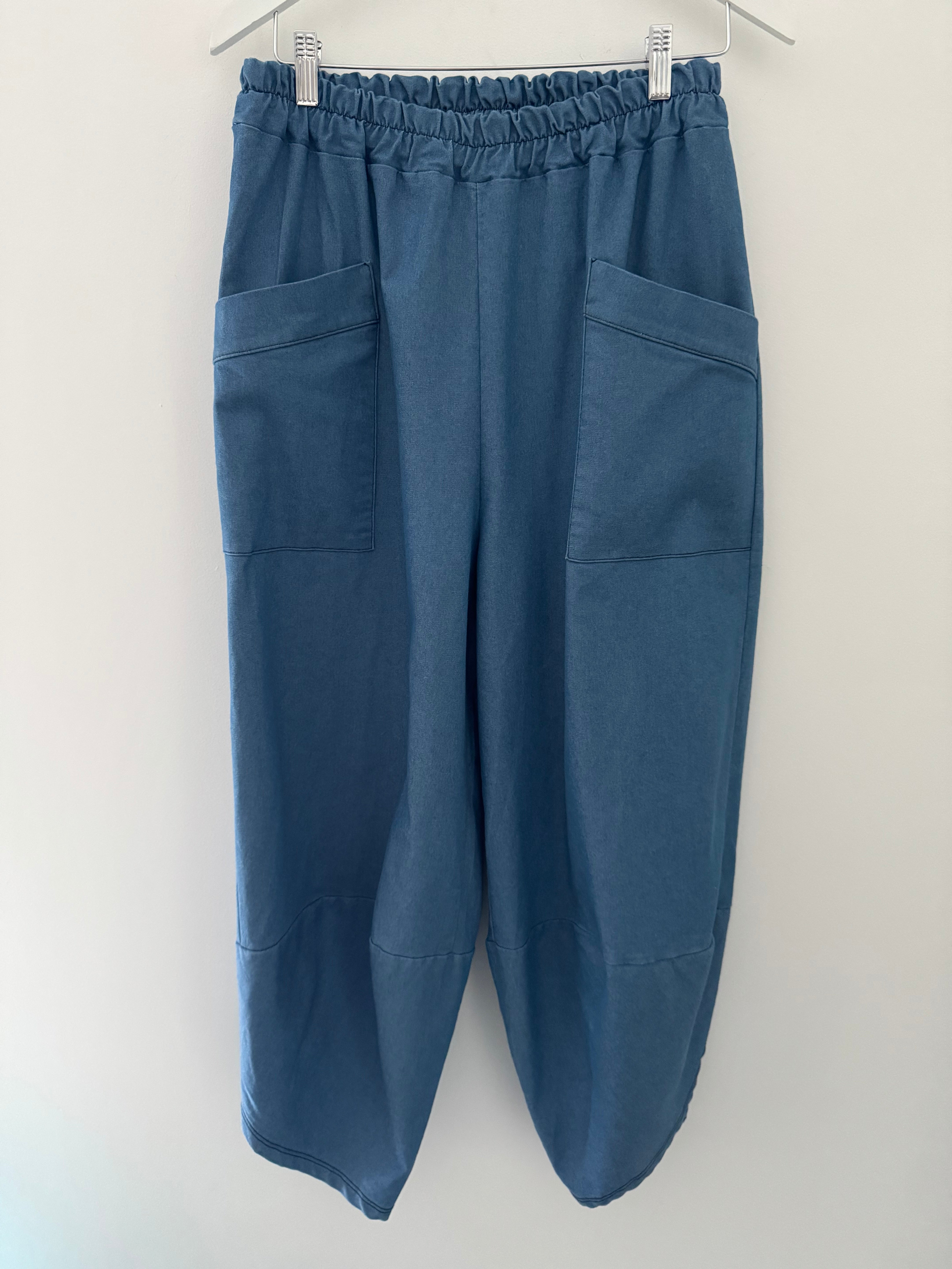 Barrel Shape Cotton Jersey Trousers in Denim Blue