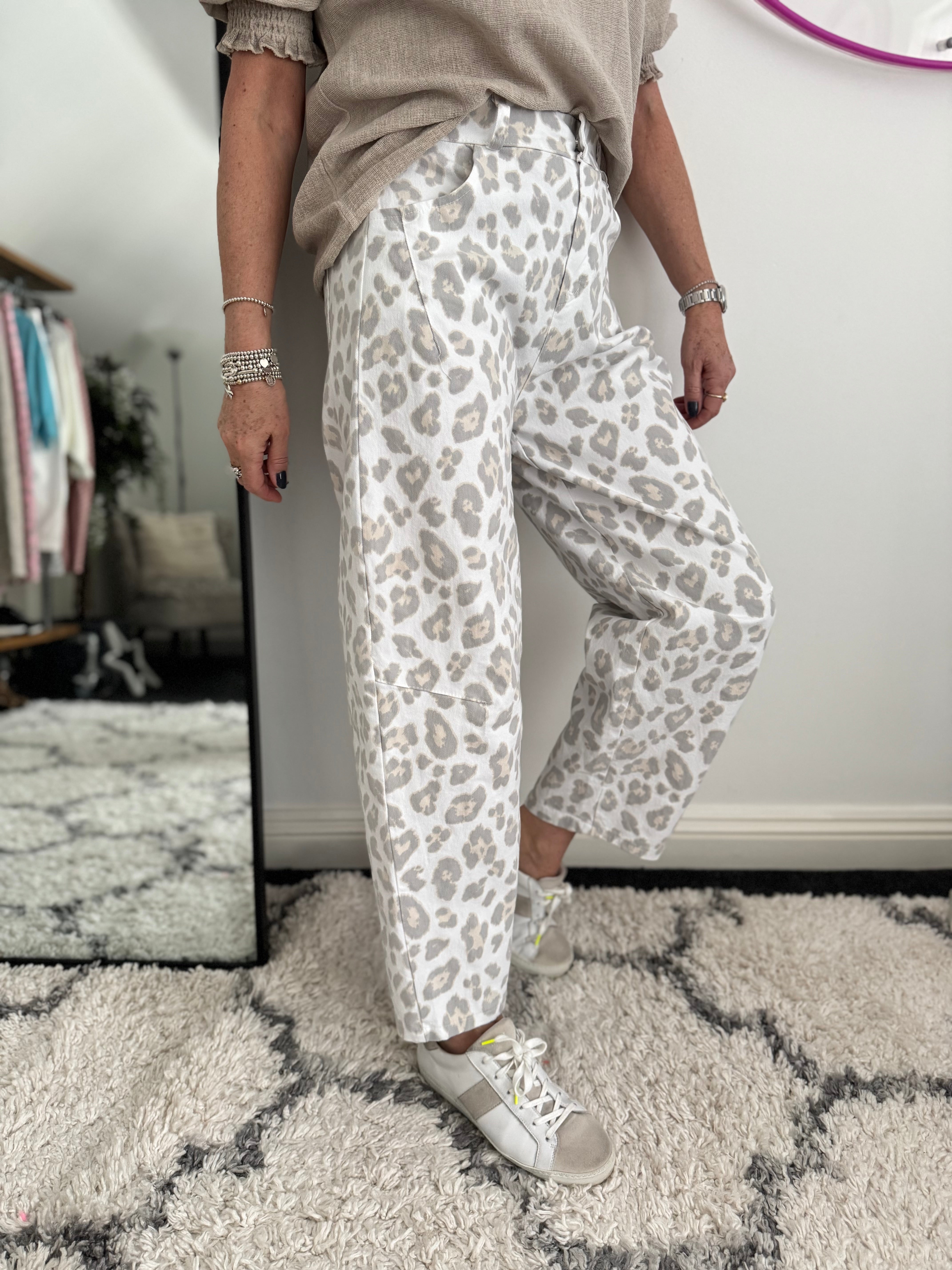 Barrel Leg Stretch Jeans in White Leopard