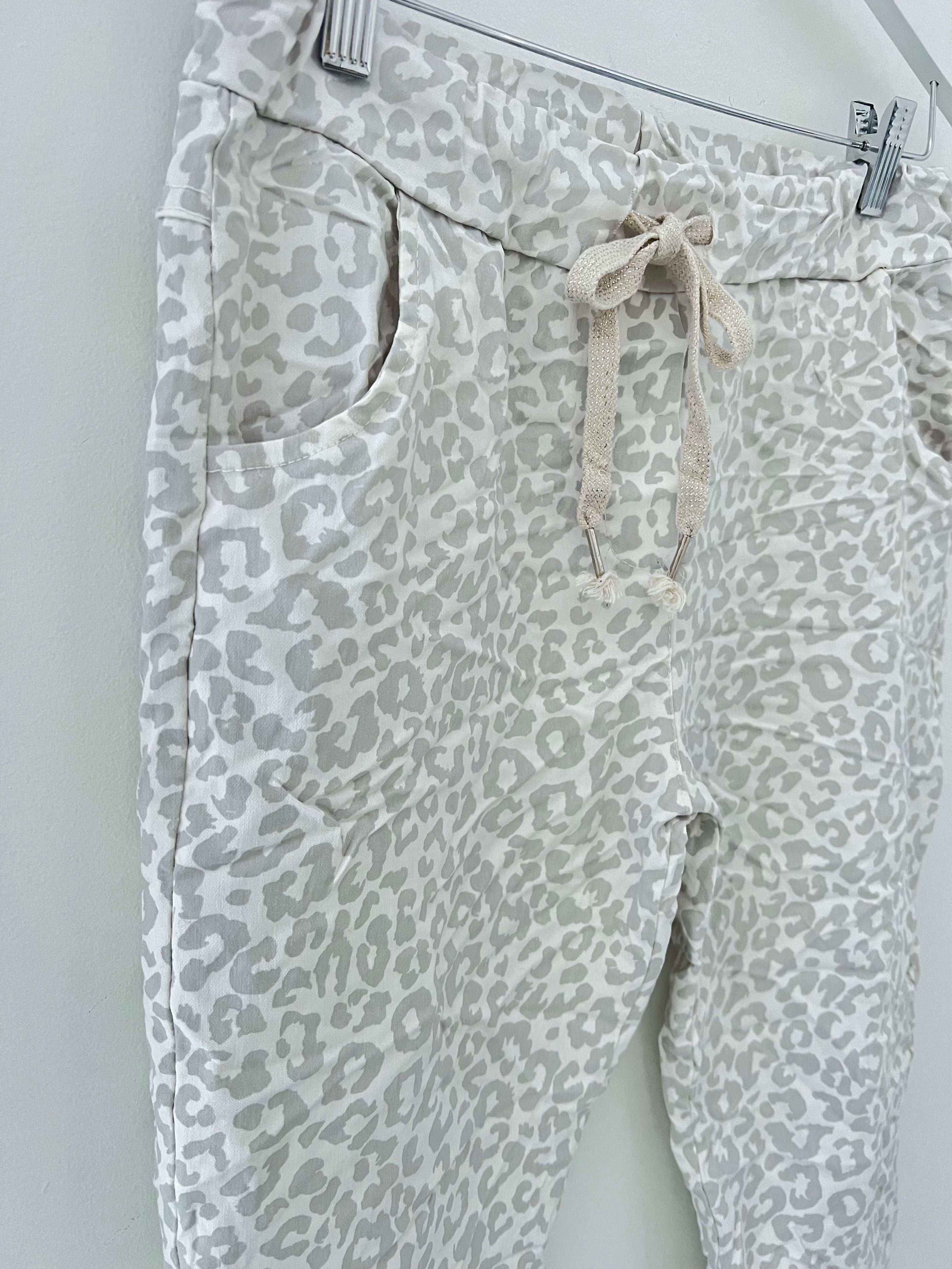Slimfit Cotton Stretch Joggers in White Leopard