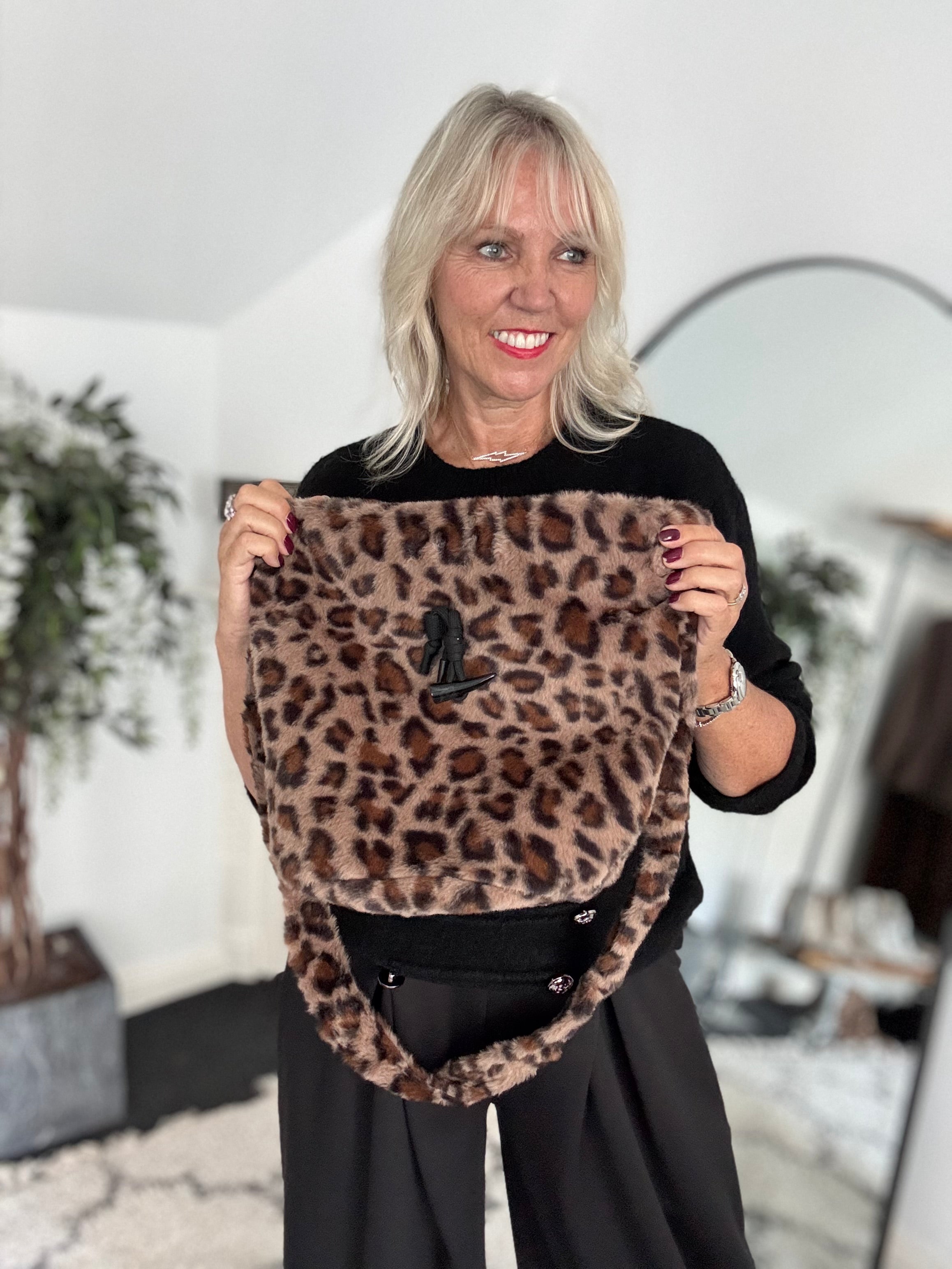 Faux Fur Bucket Bag in Leopard