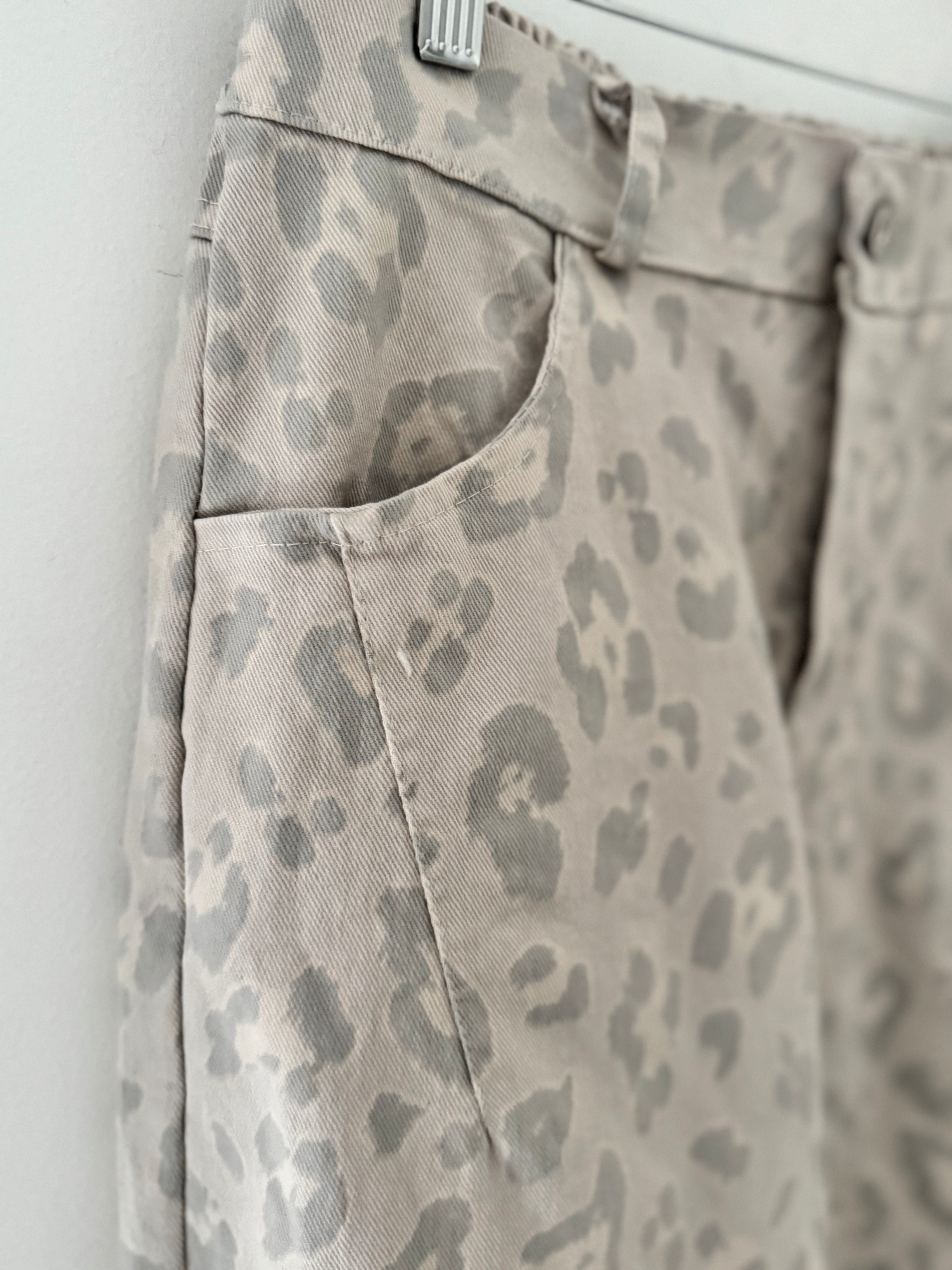 Barrel Leg Stretch Jeans in Stone Leopard