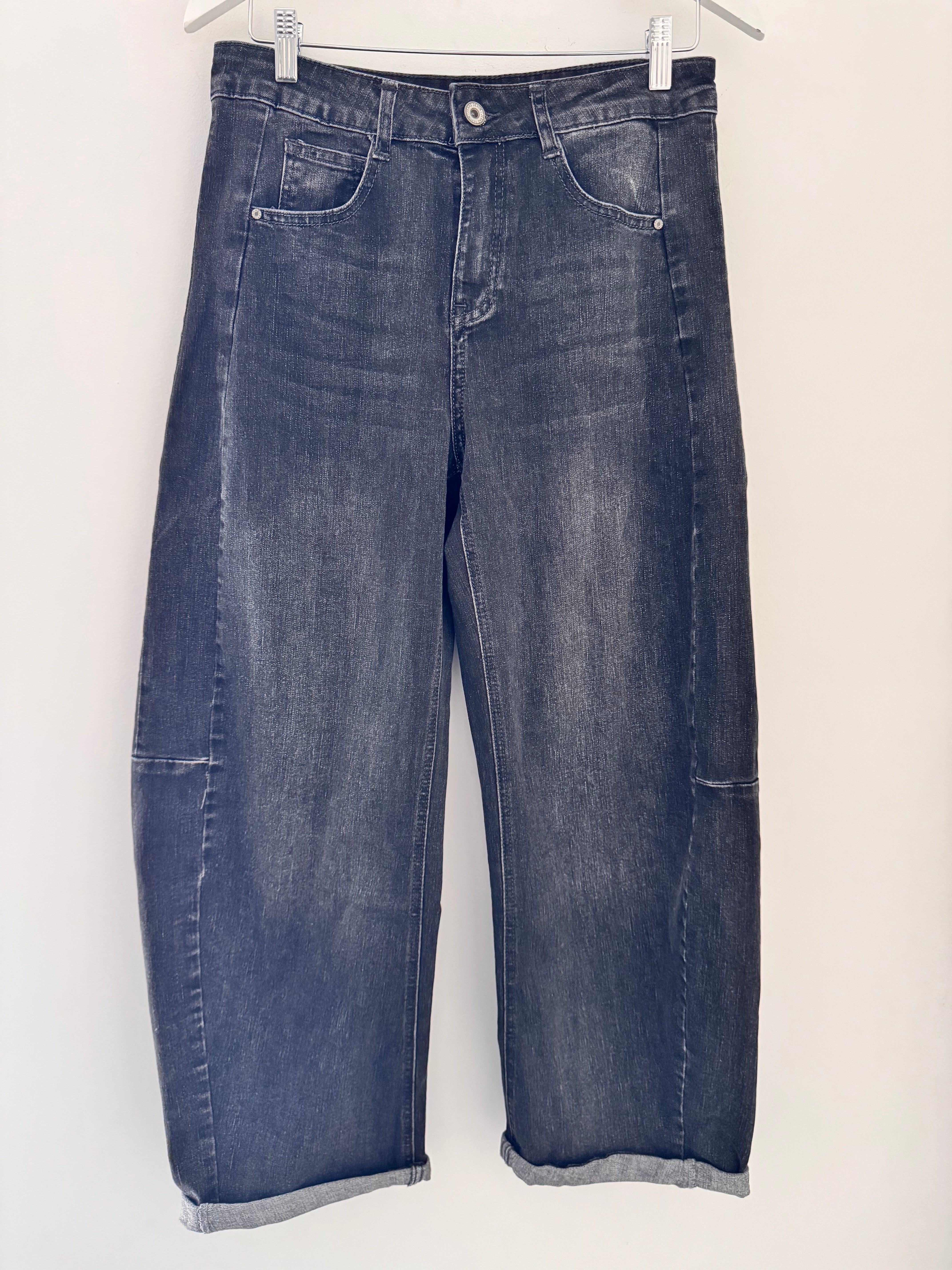 Barrel Leg Jeans in Washed Black