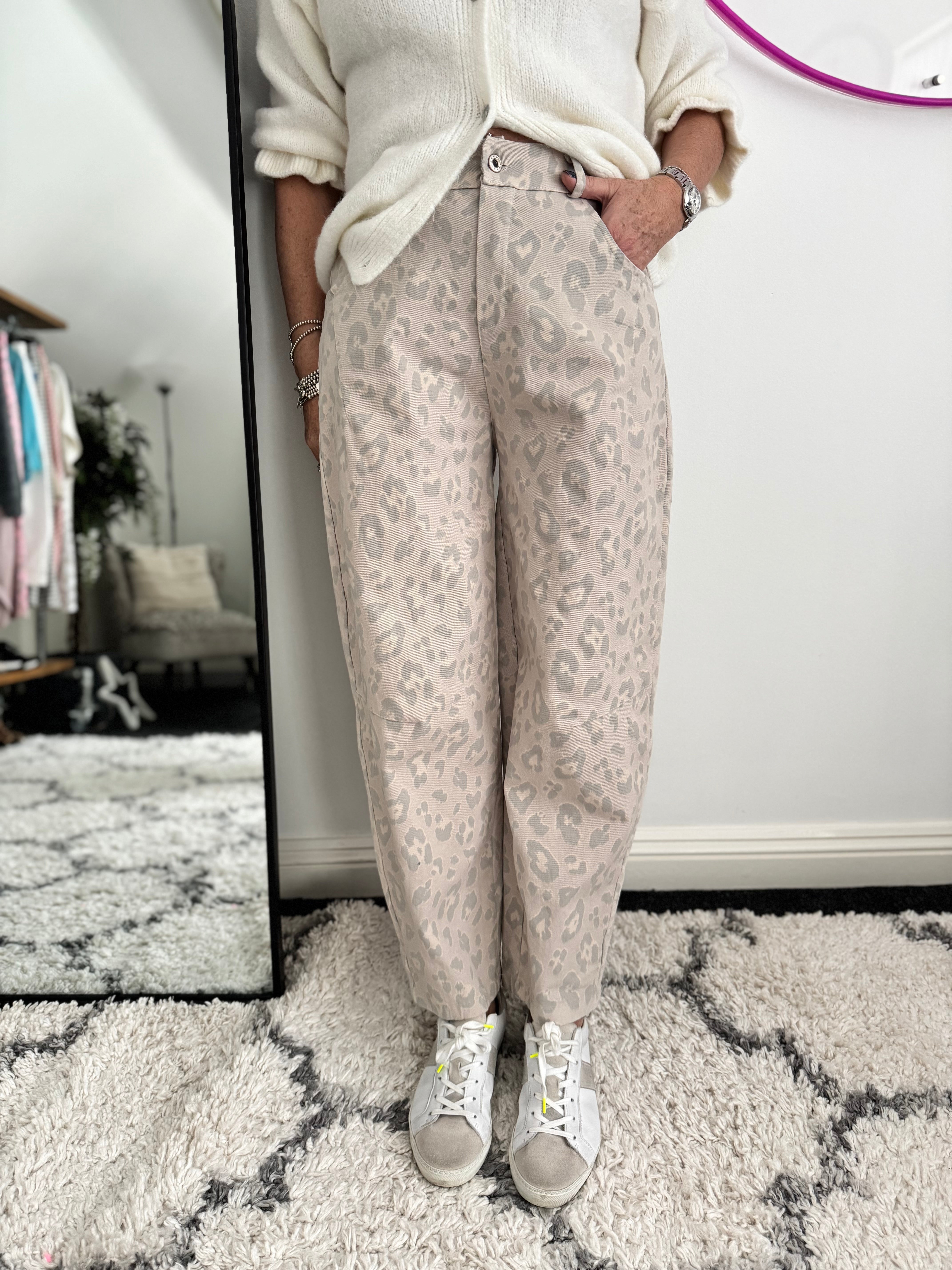 Barrel Leg Stretch Jeans in Stone Leopard