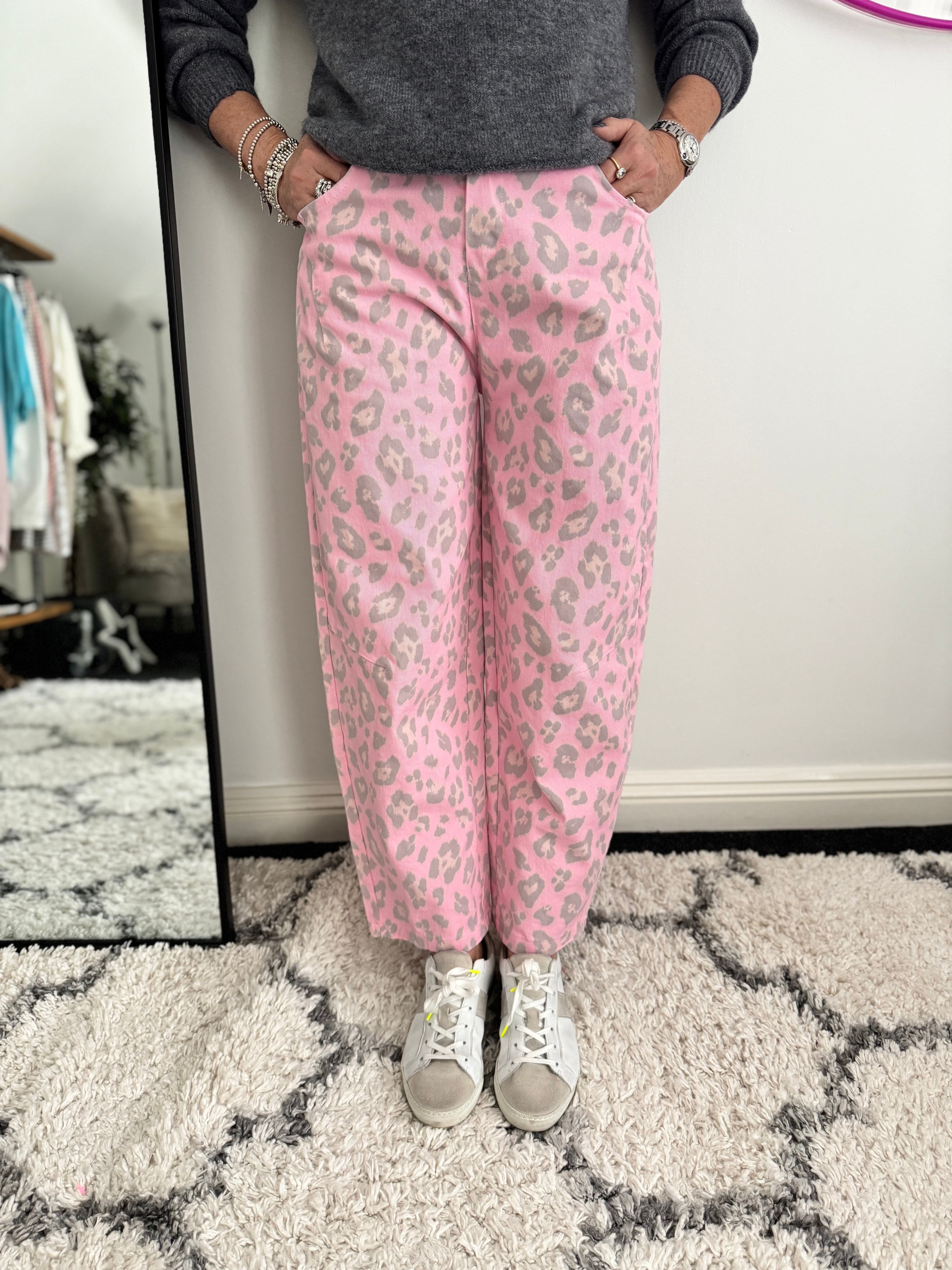 Barrel Leg Stretch Jeans in Pink Leopard