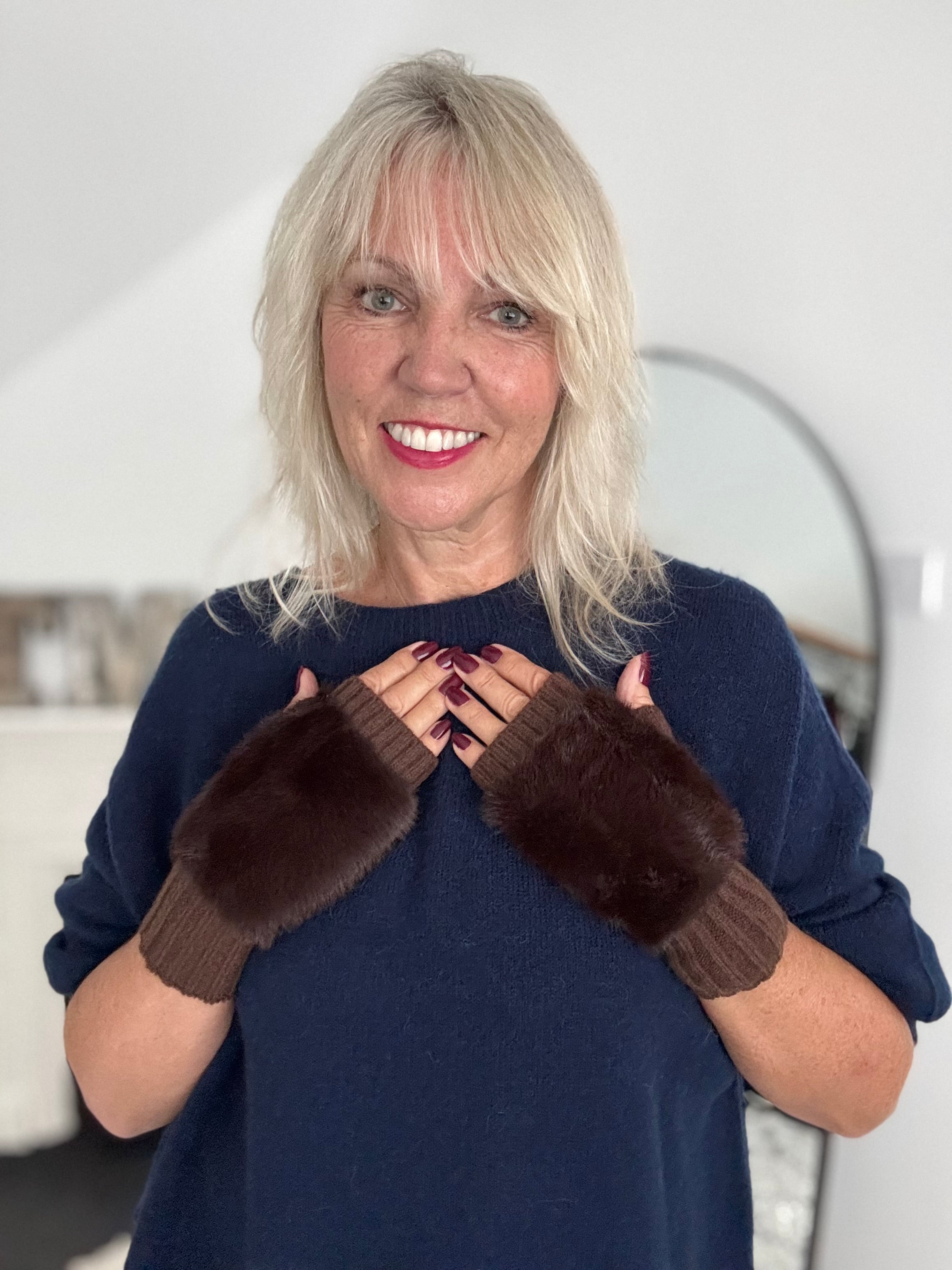 Fur Wristwarmer Gloves in Chocolate
