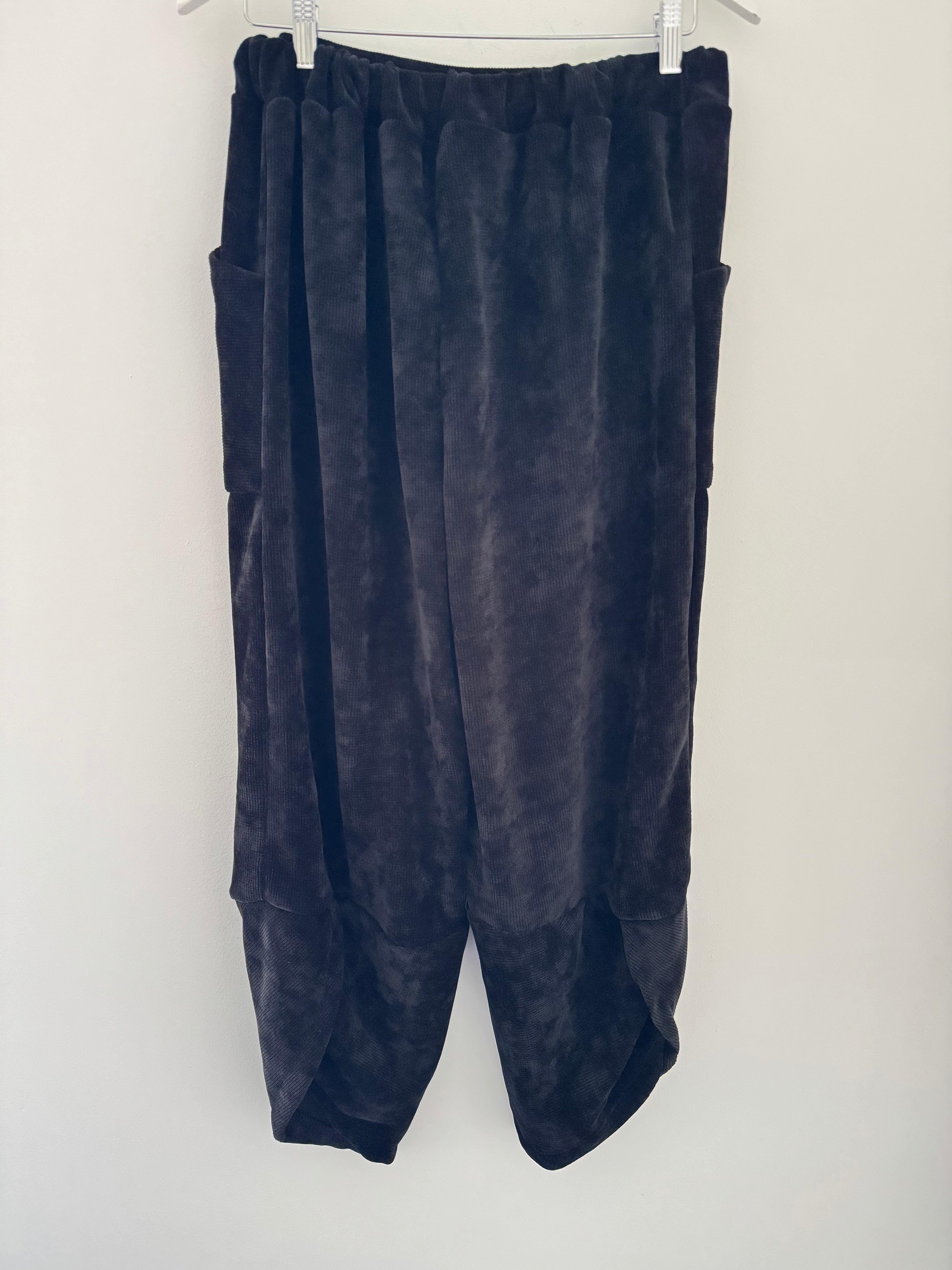 Barrel Velvety Trousers in Black