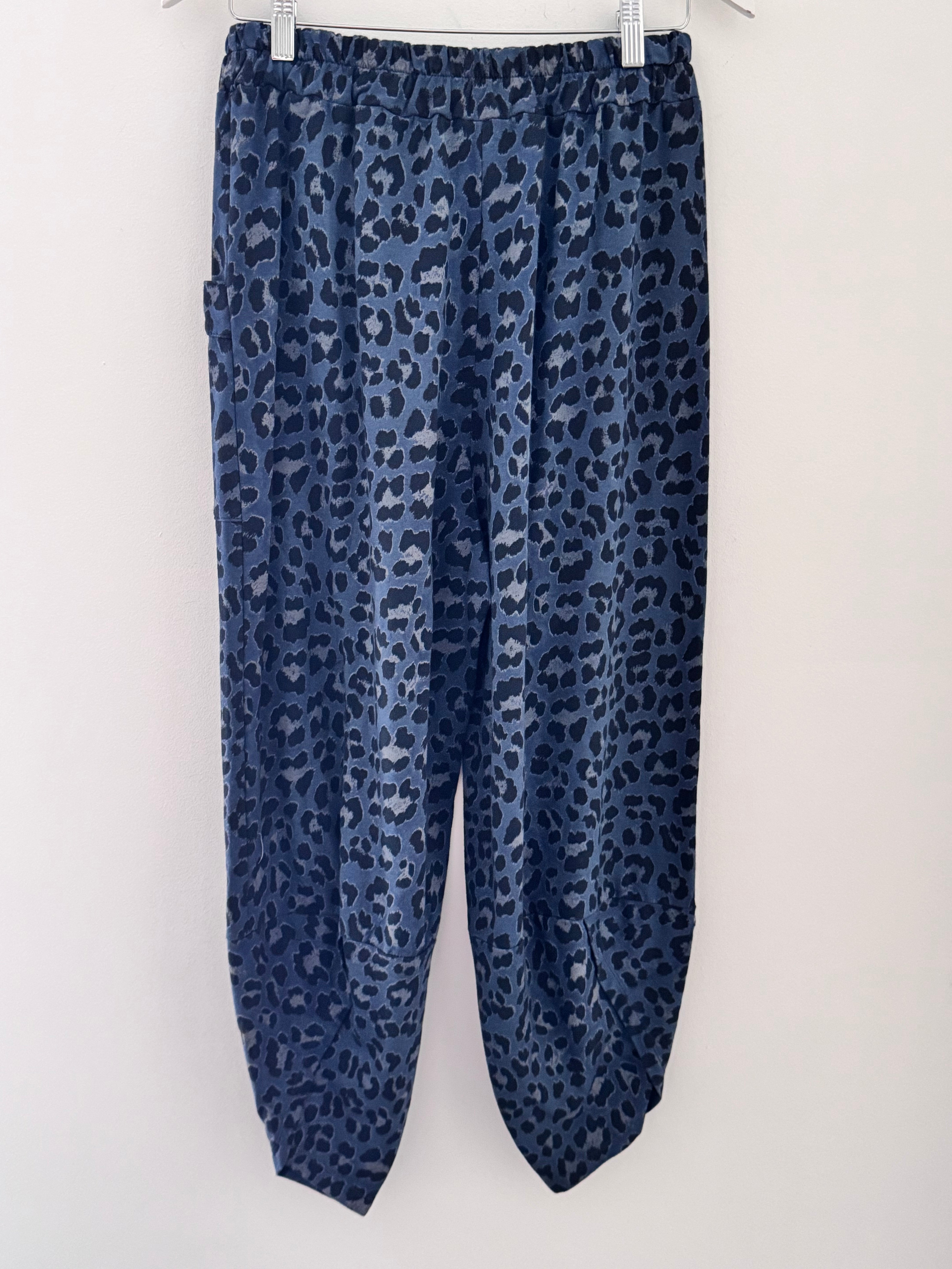 Barrel Stretch Trousers in Blue Leopard