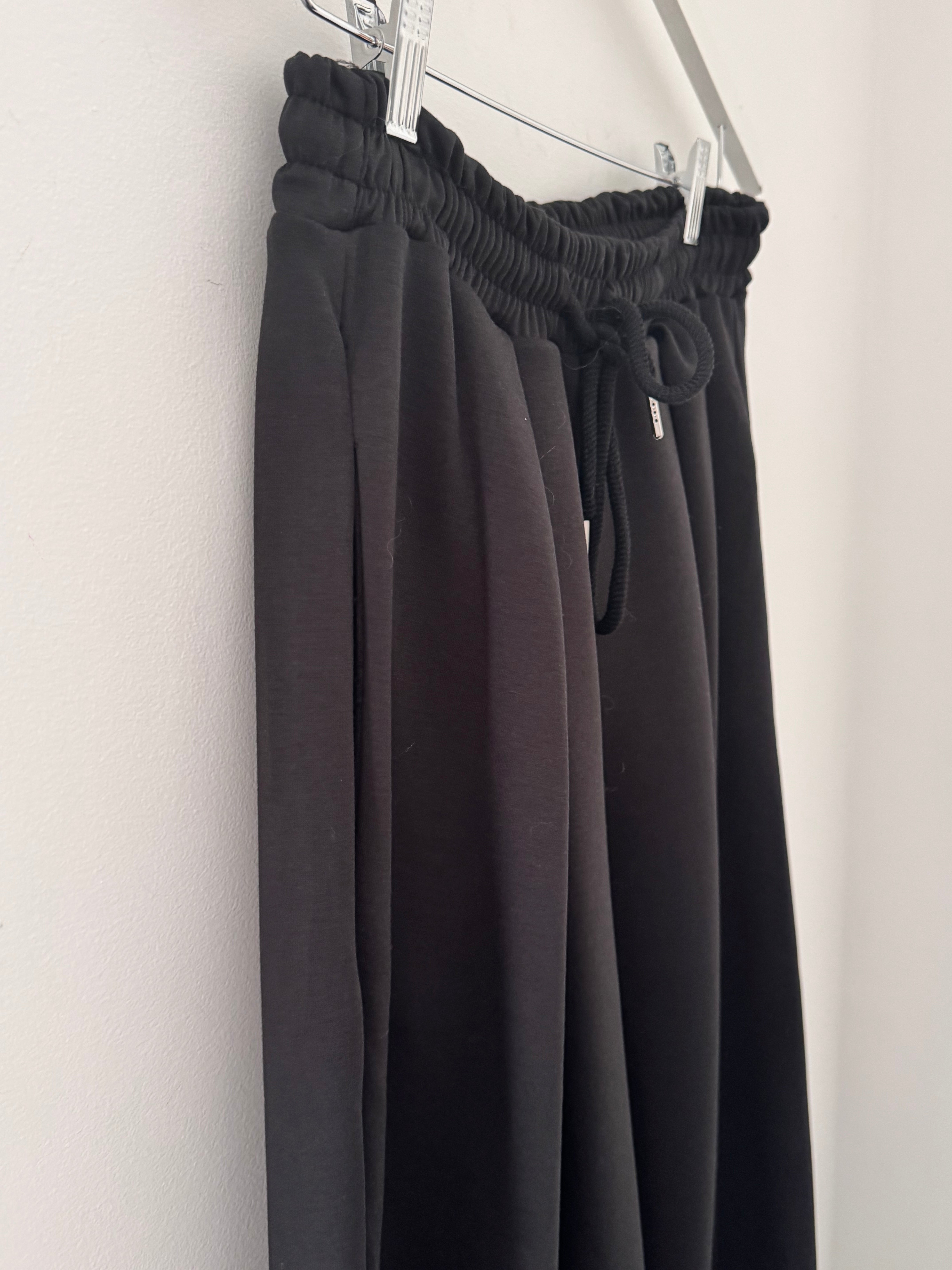 Wide Leg Stretch Trousers in Black