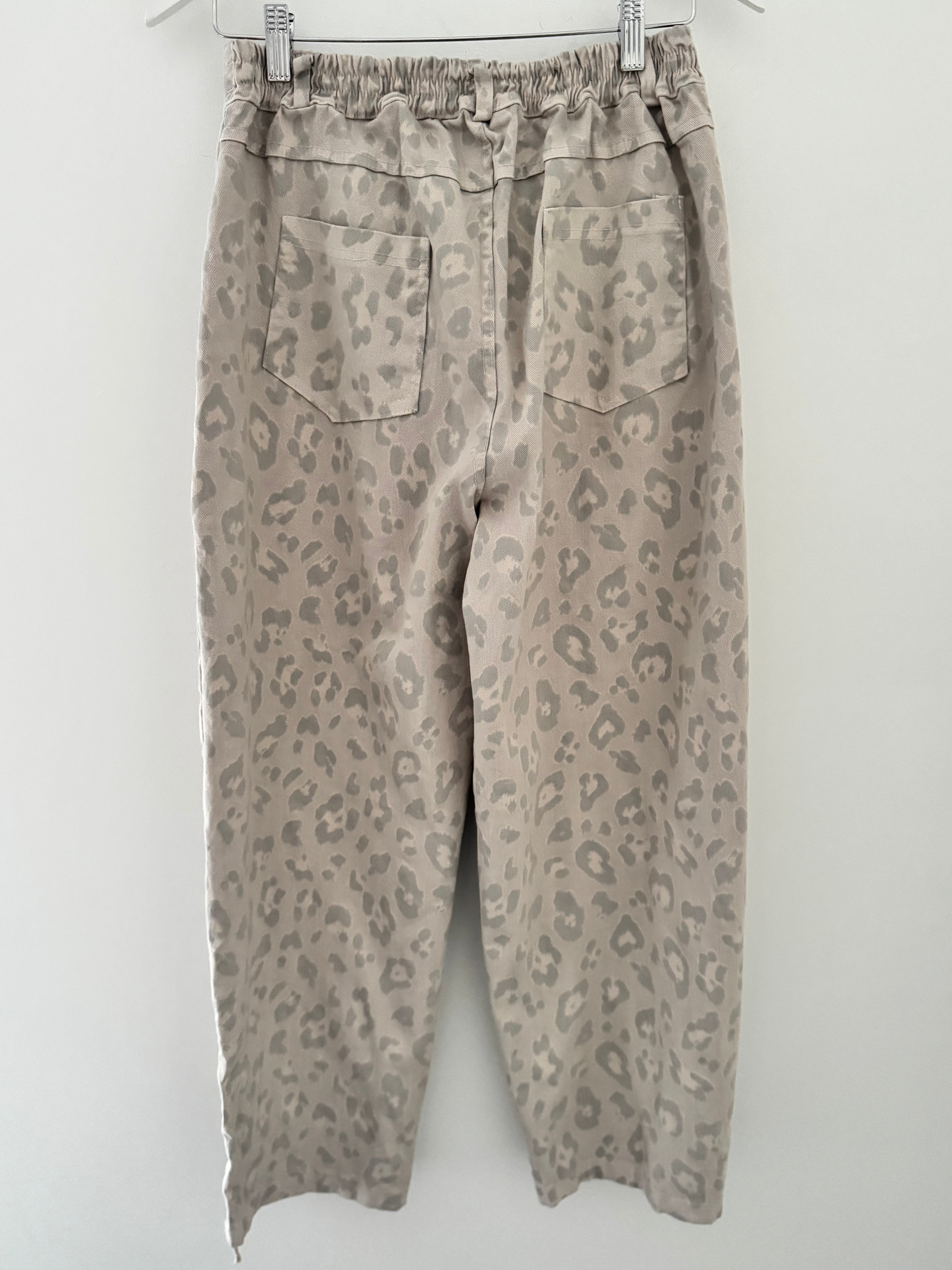 Barrel Leg Stretch Jeans in Stone Leopard
