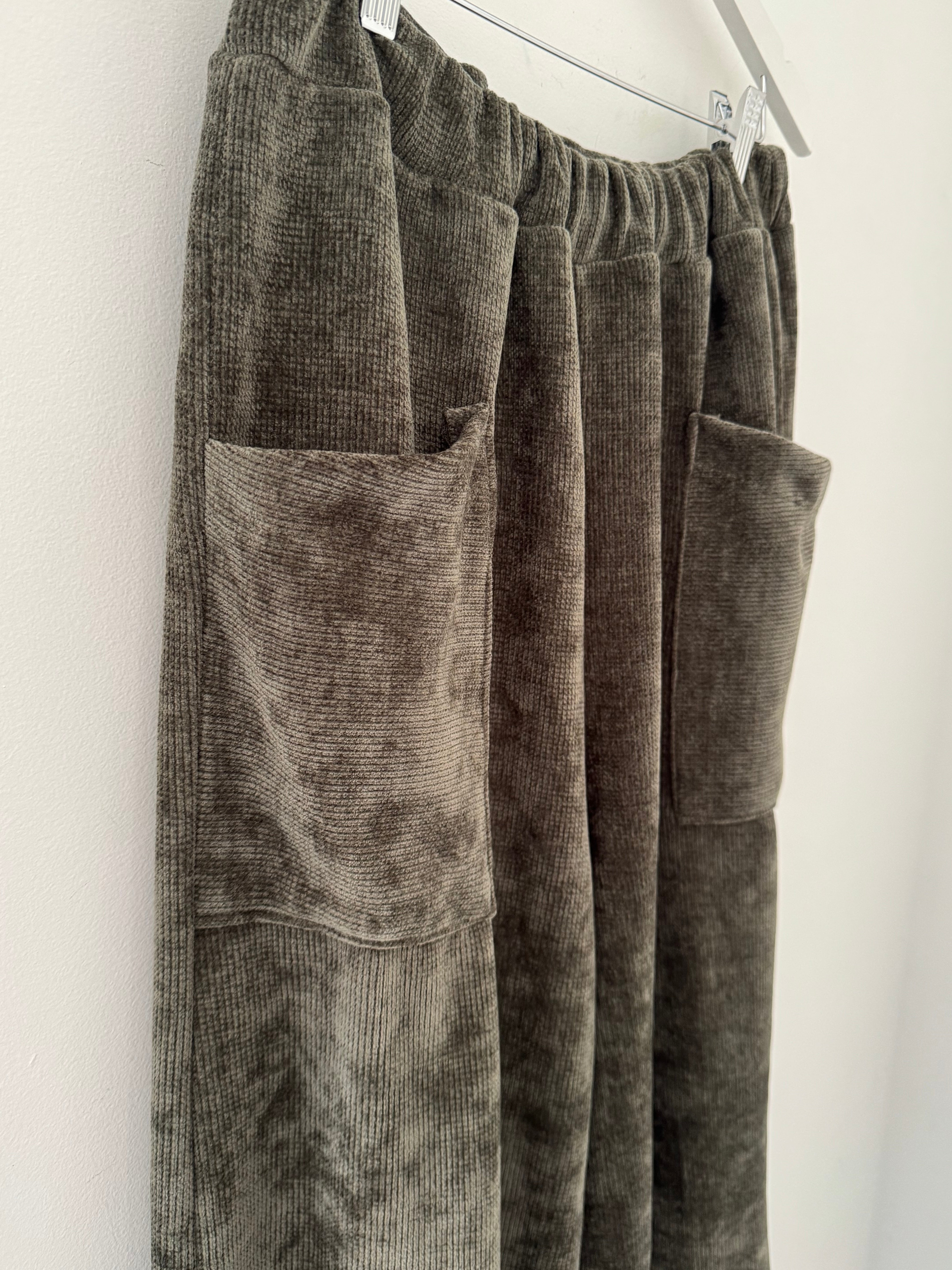 Barrel Velvety Trousers in Khaki