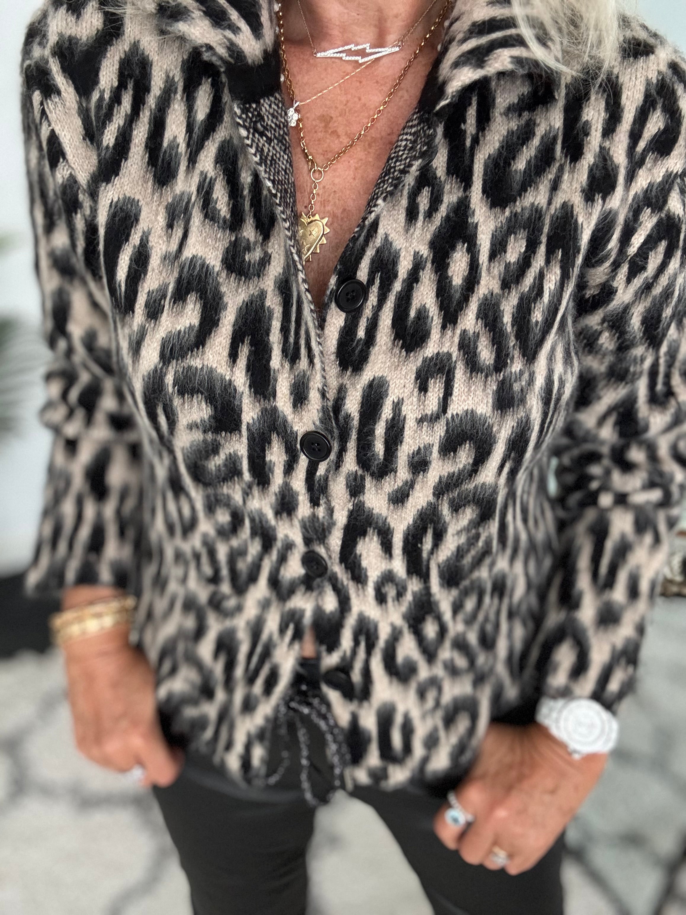 Soft & Hazy Buttoned Cardi in Leopard