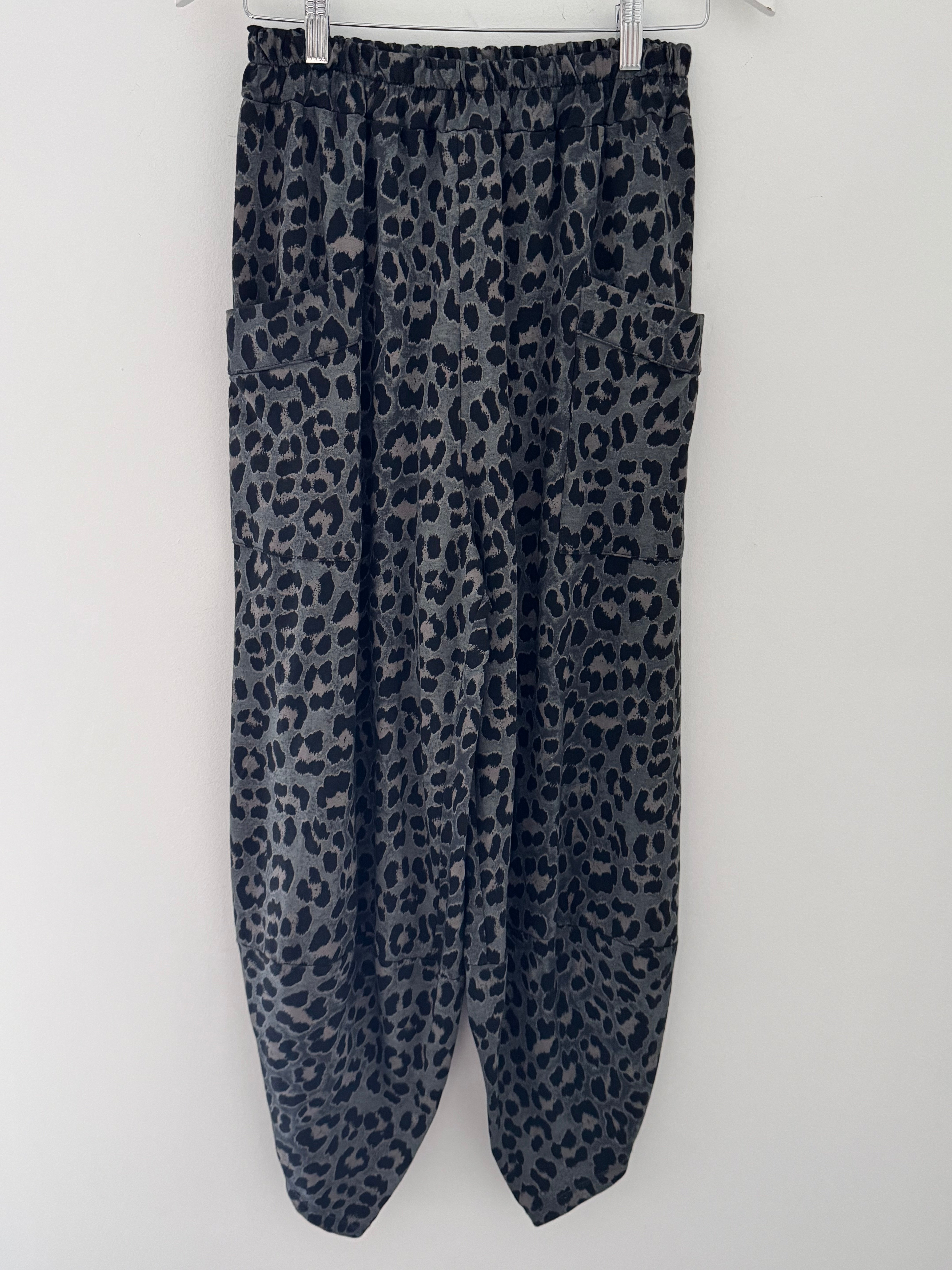 Barrel Stretch Trousers in Grey Leopard