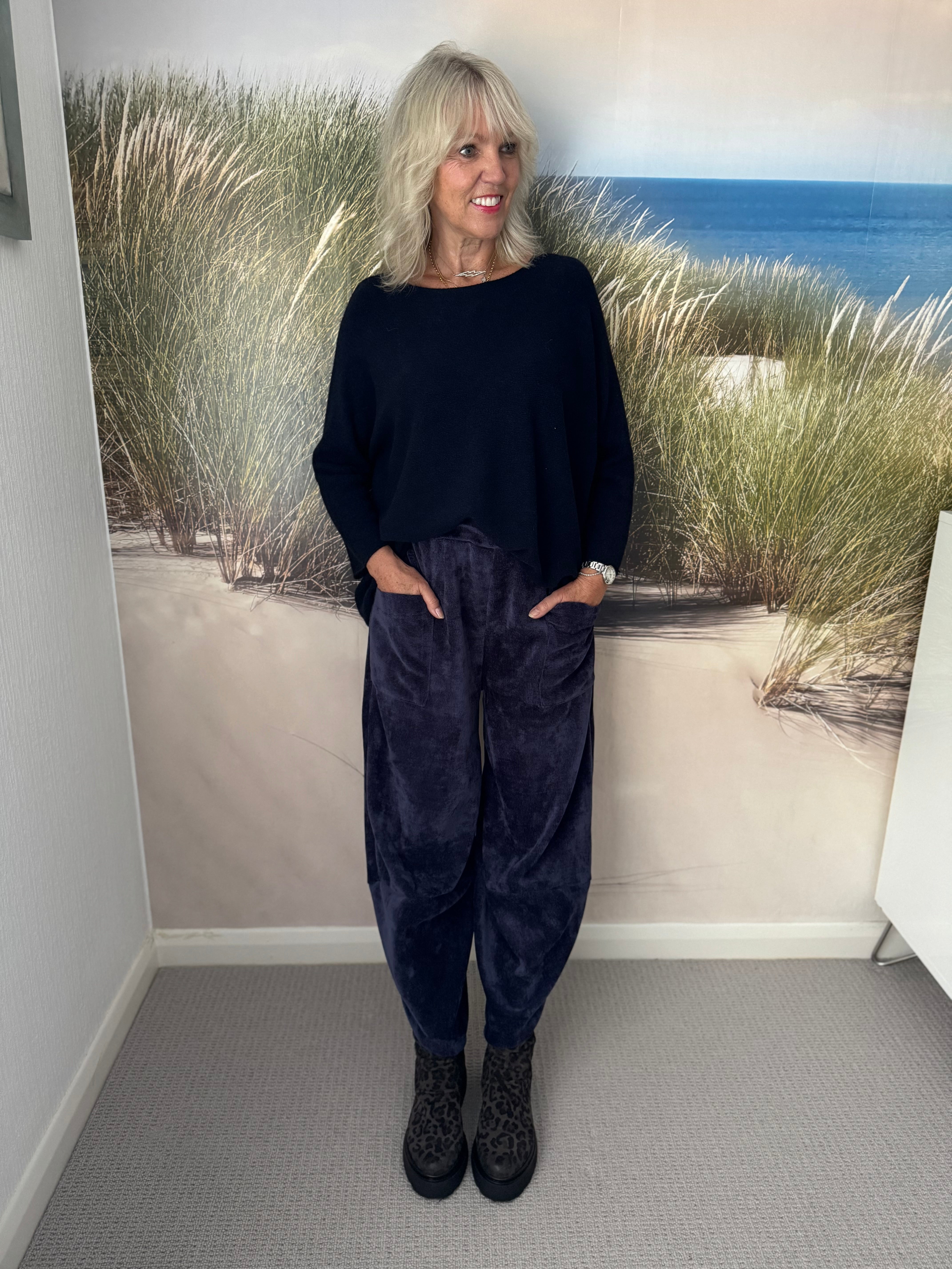 Barrel Velvety Trousers in Navy