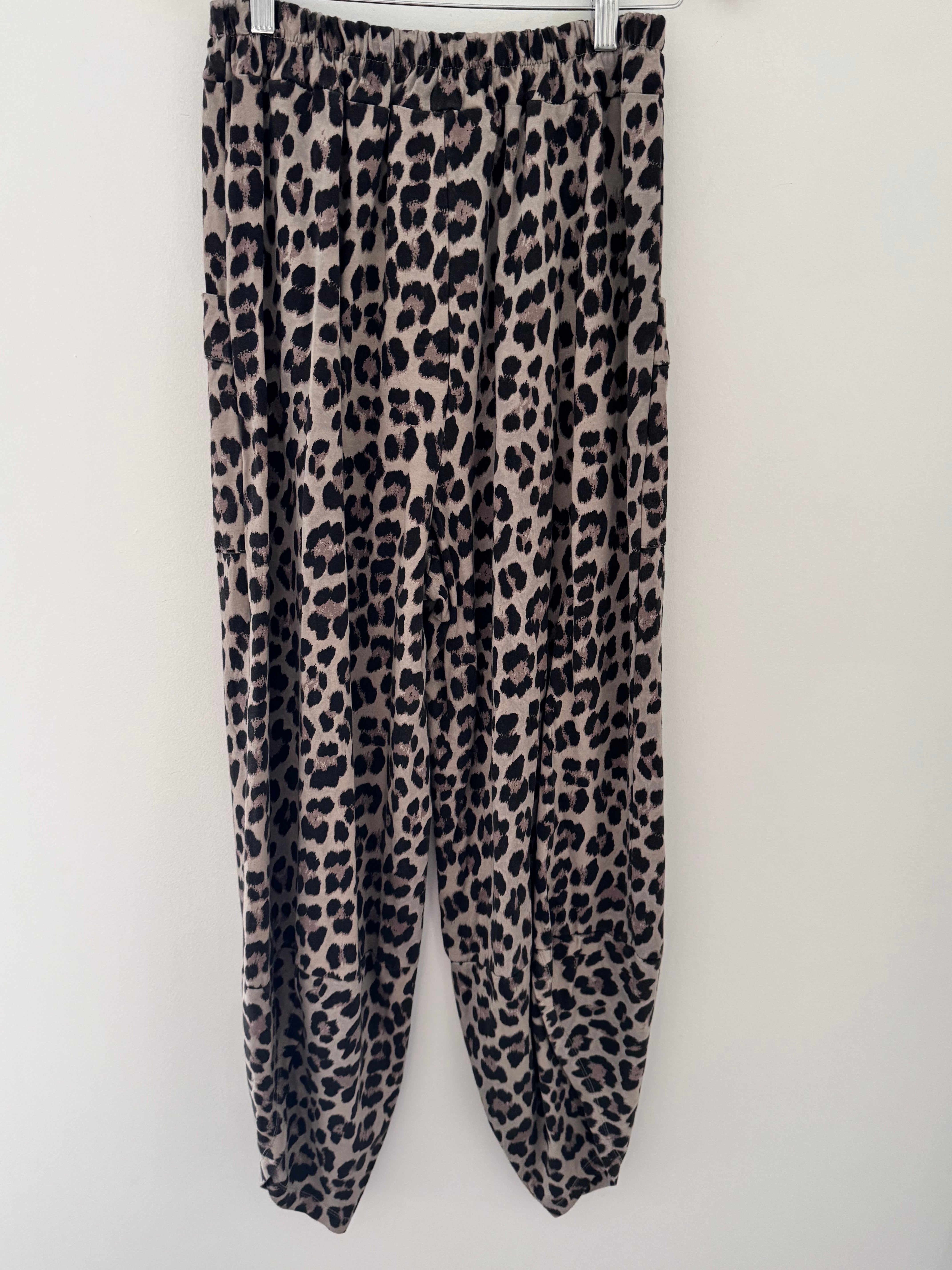 Barrel Stretch Trousers in Latte Leopard