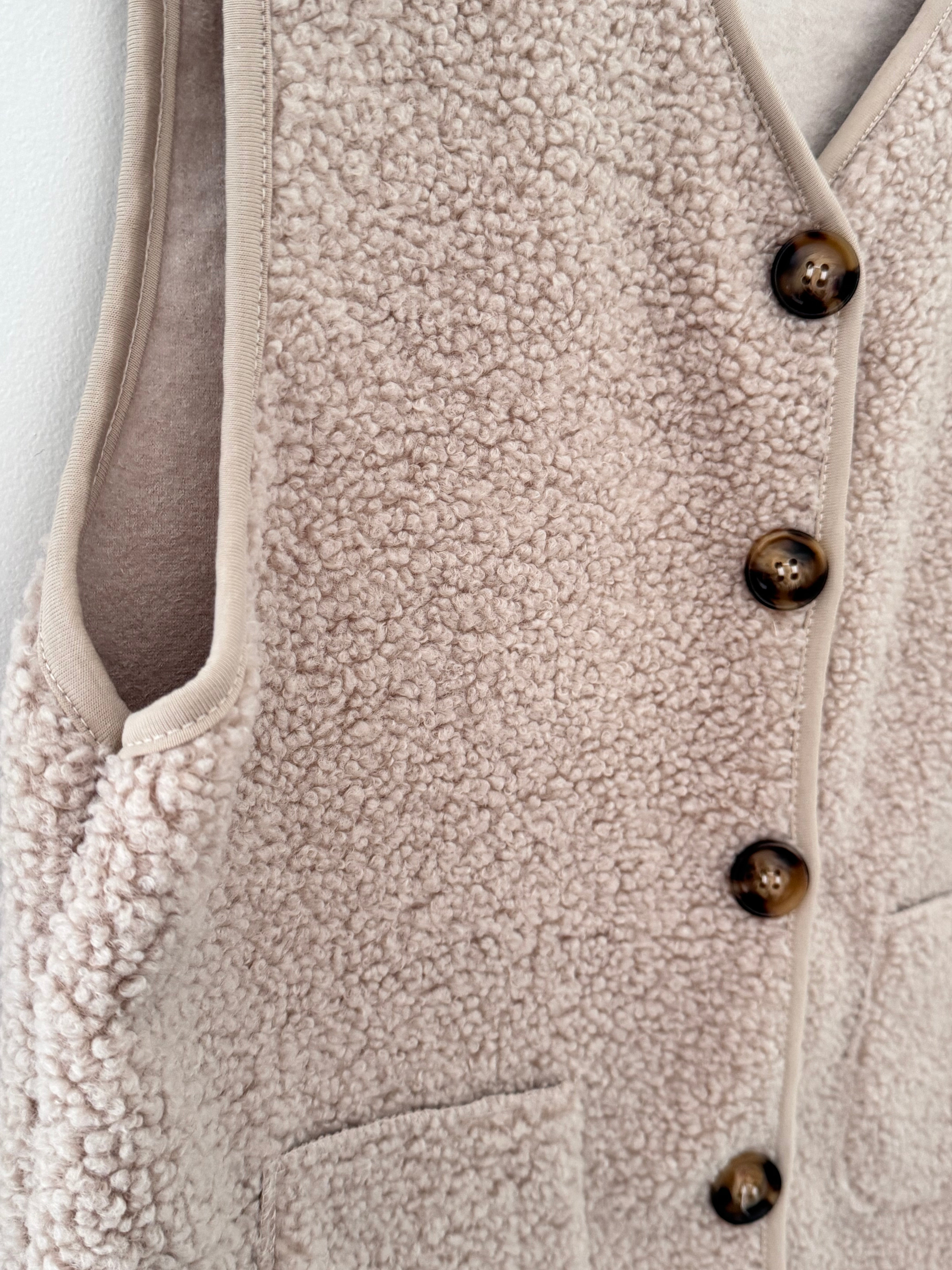 Boucle Gilet in Ecru