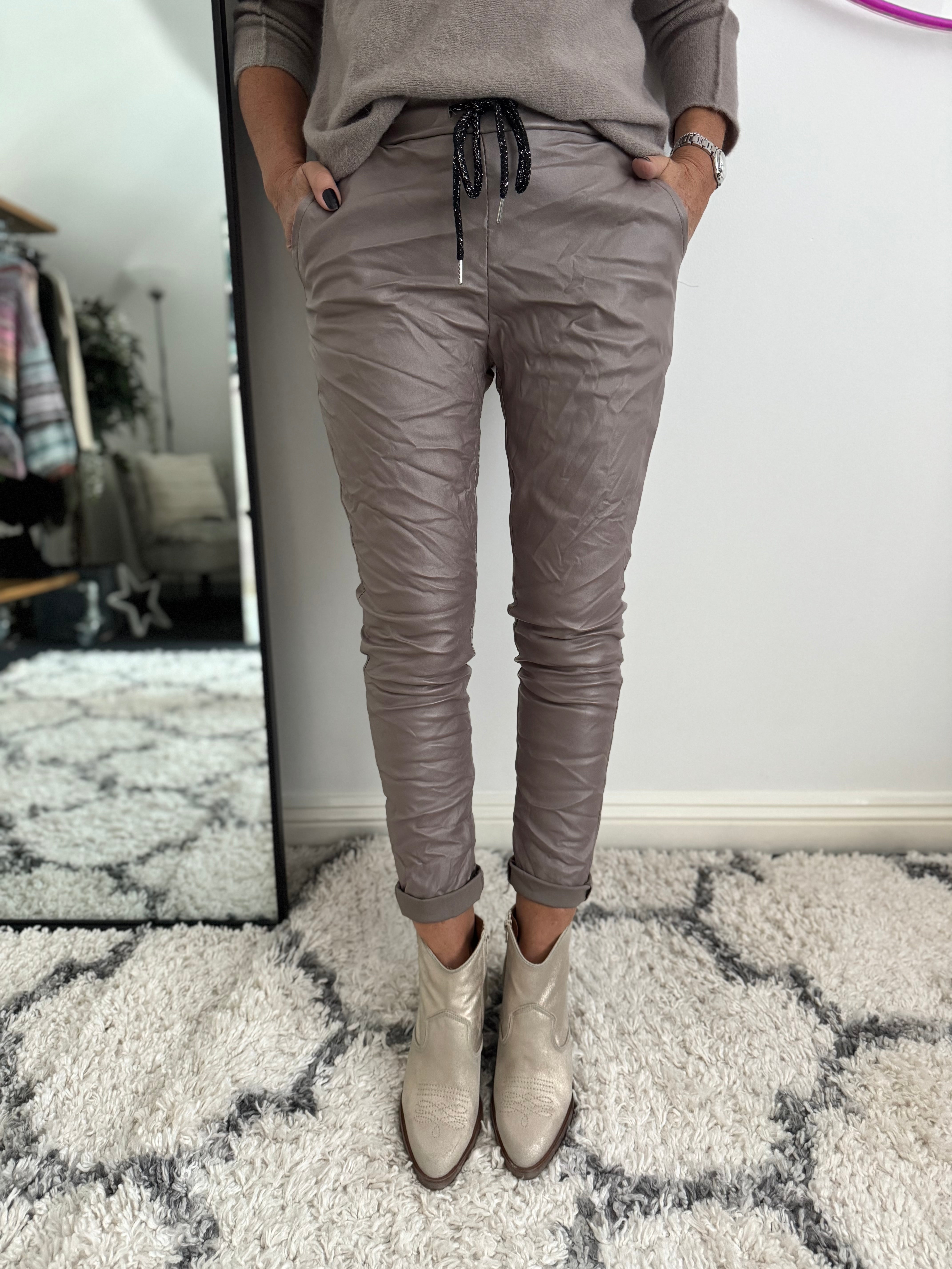 Super Stretch Joggers in Waxed Mocha