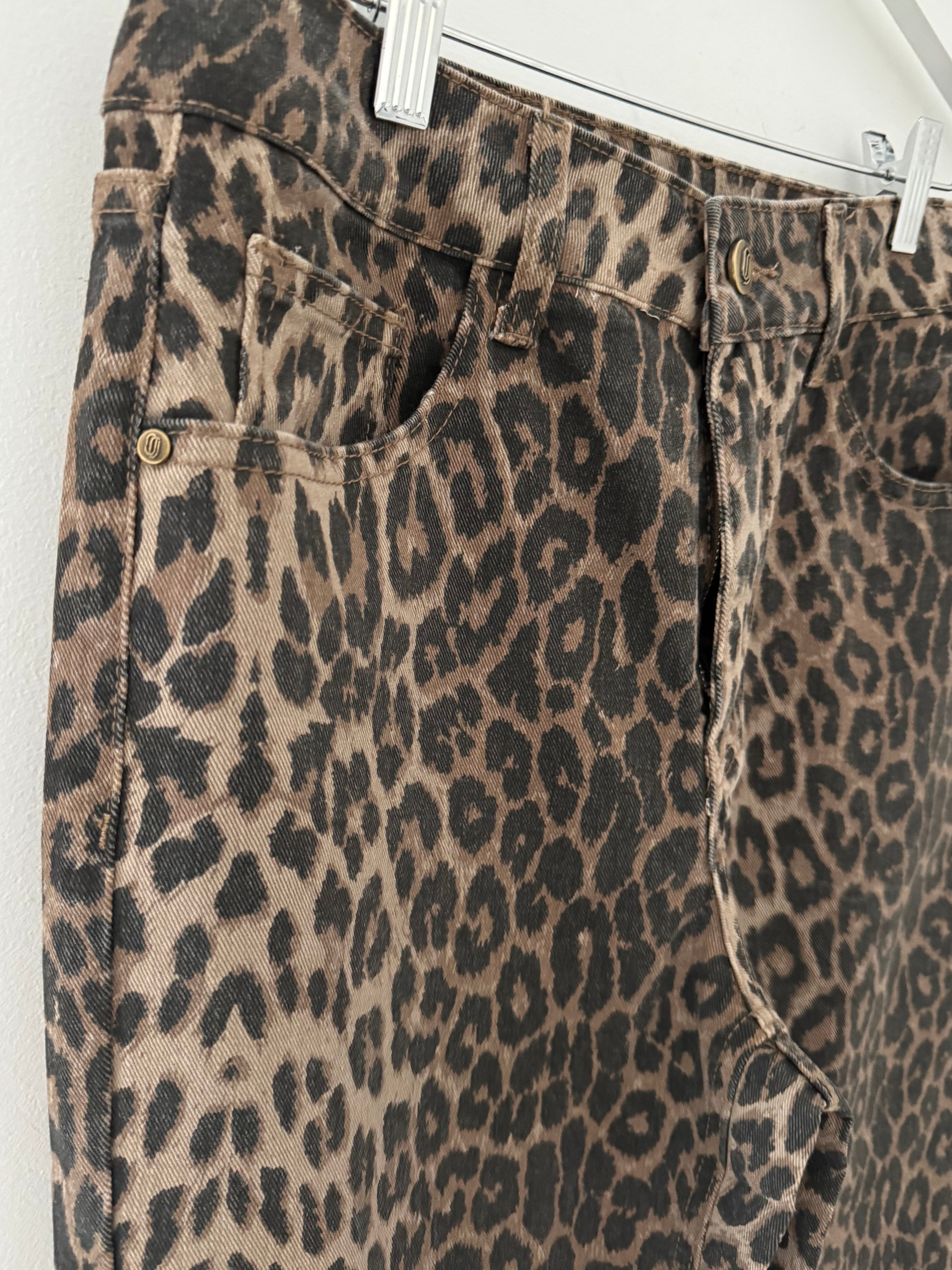 Straight Leg Jeans in Leopard Print