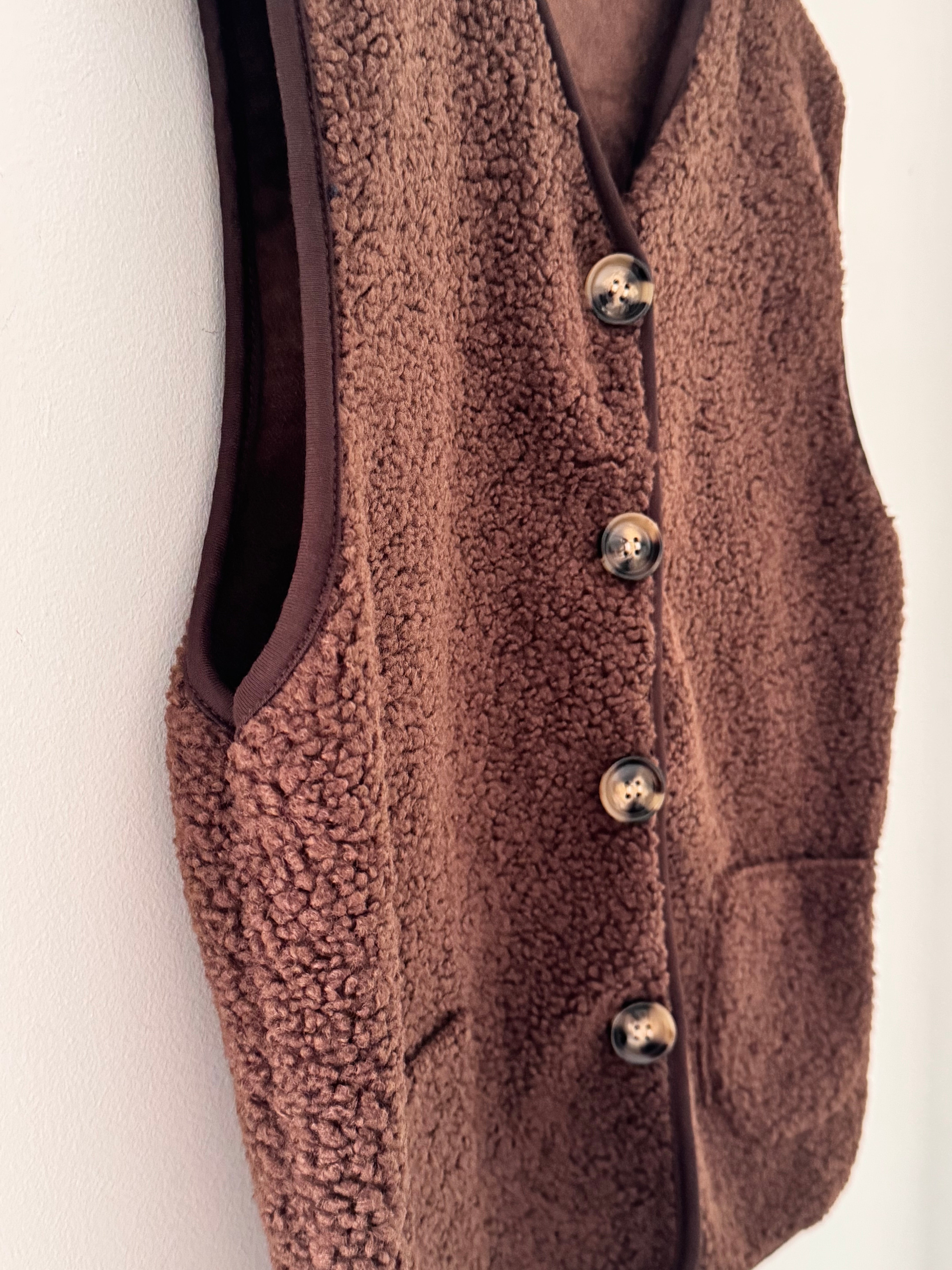 Boucle Gilet in Chocolate
