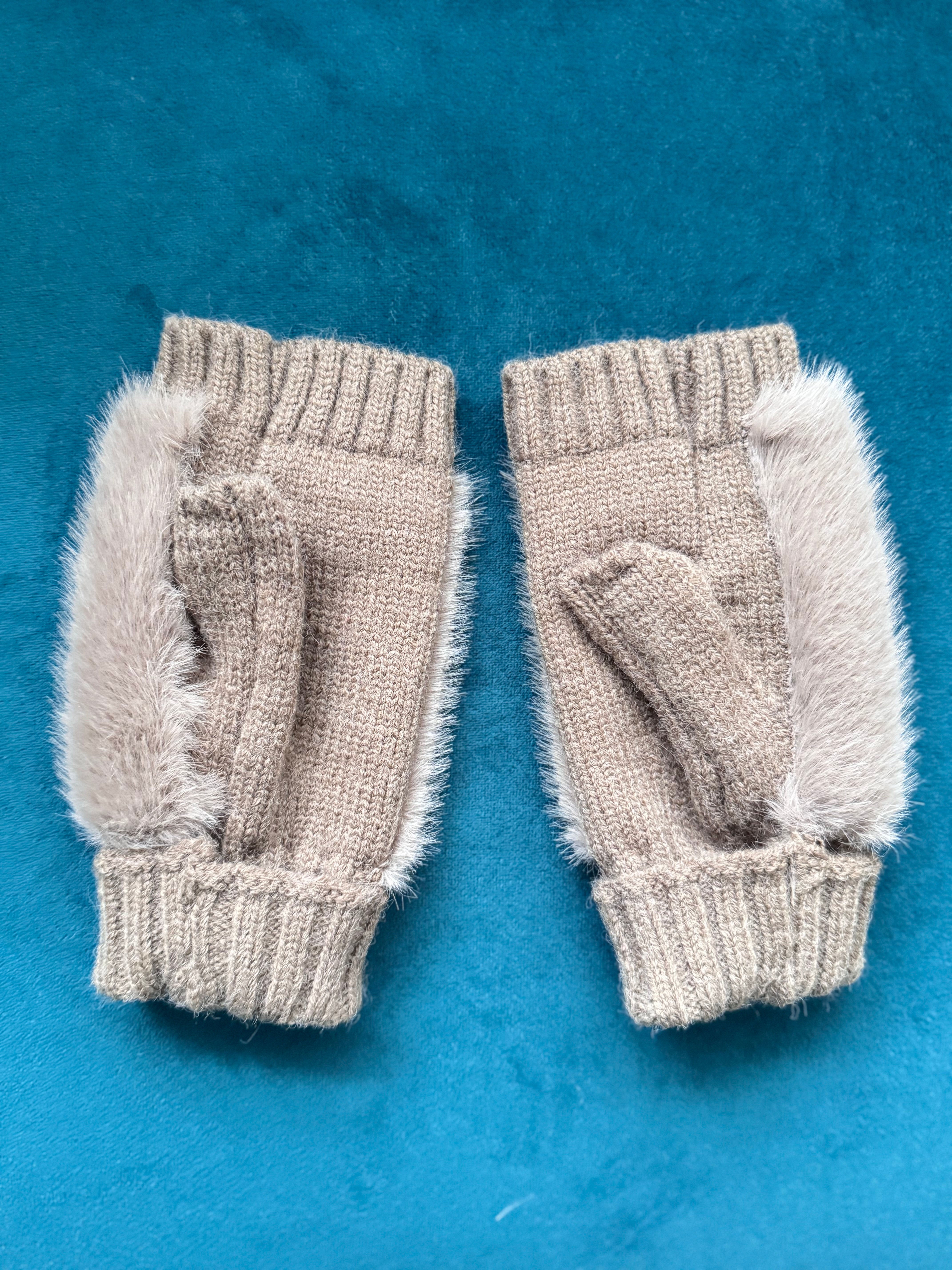 Fur Wristwarmer Gloves in Mocha