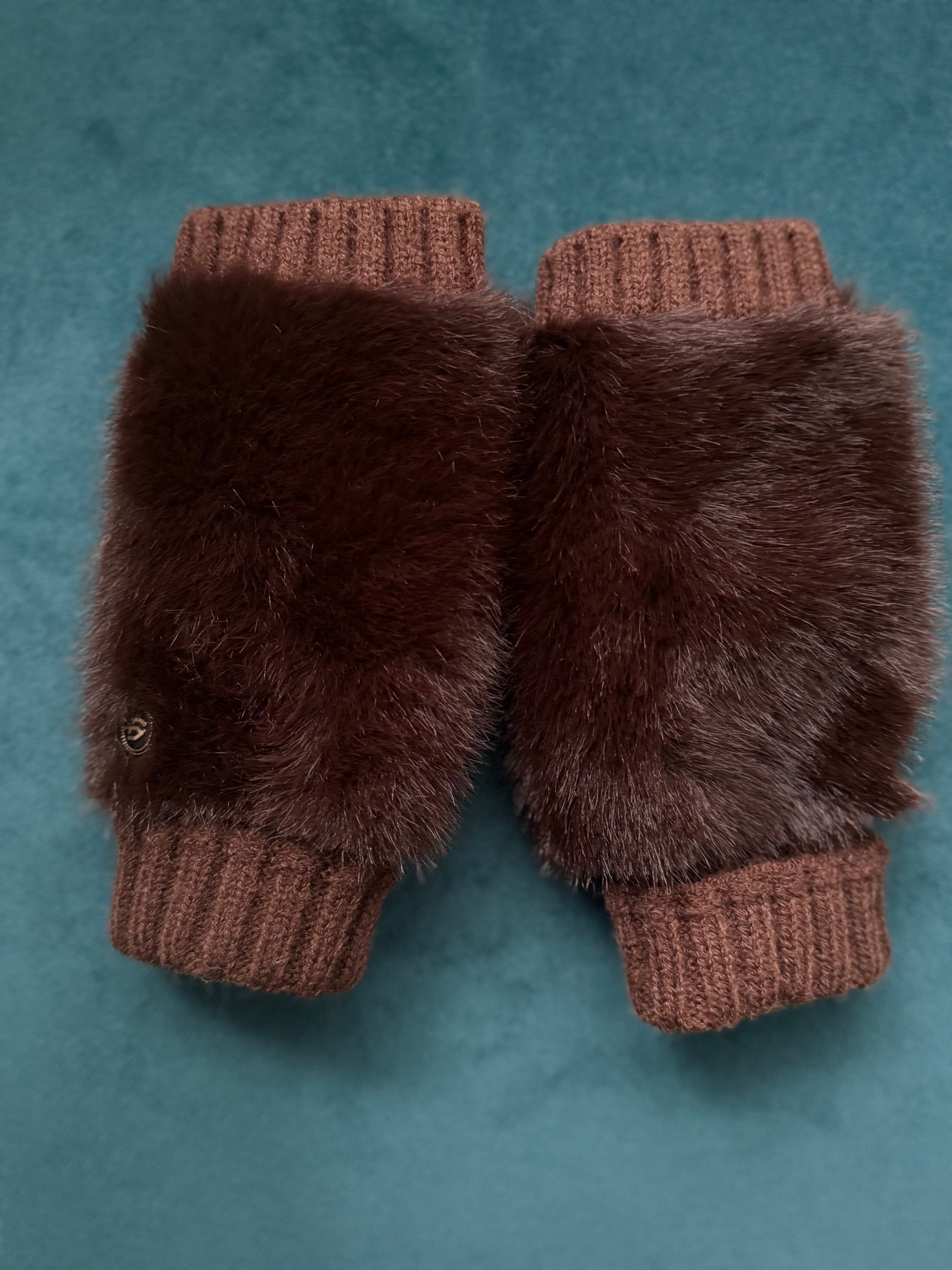 Fur Wristwarmer Gloves in Chocolate
