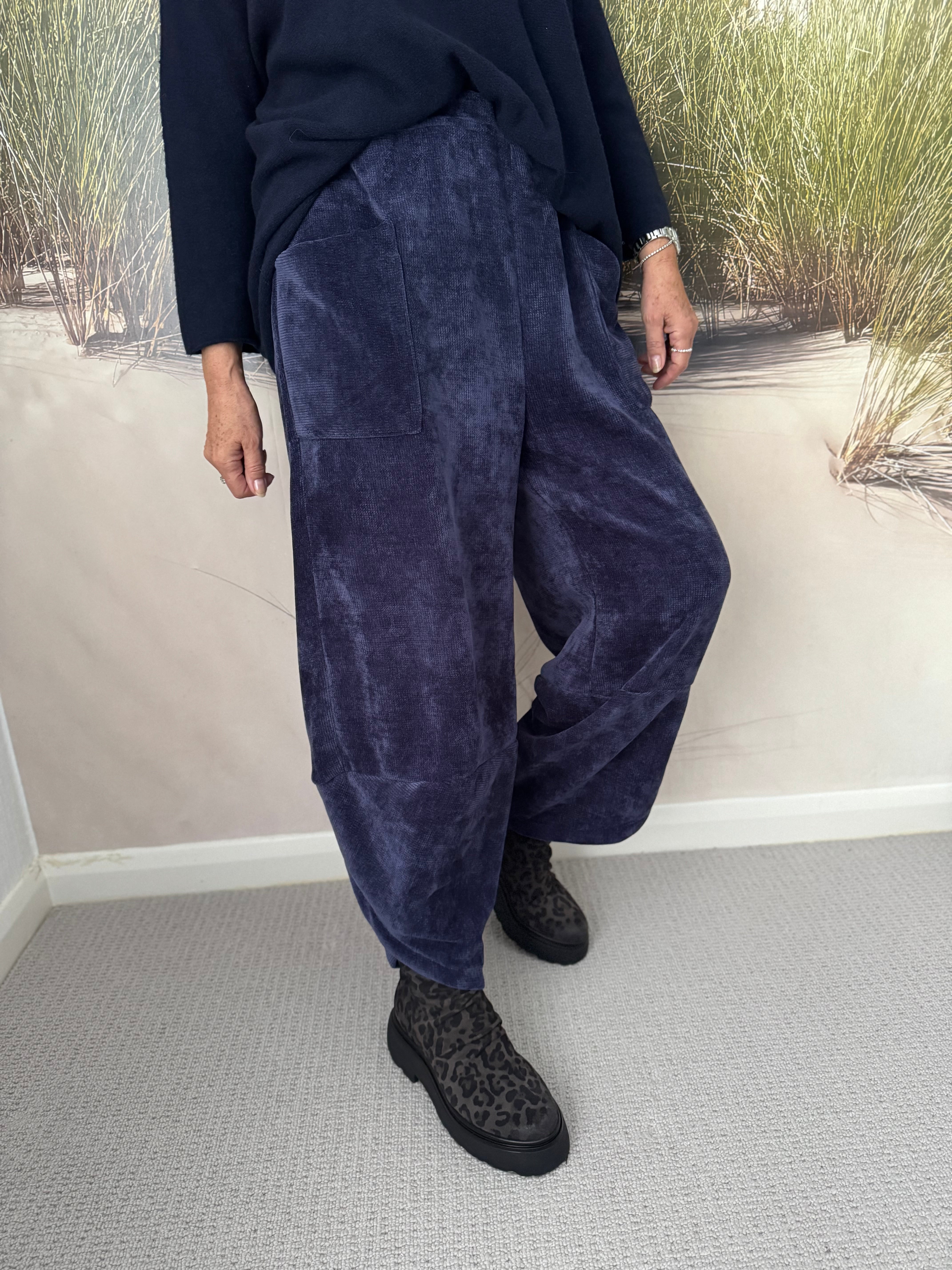 Barrel Velvety Trousers in Navy