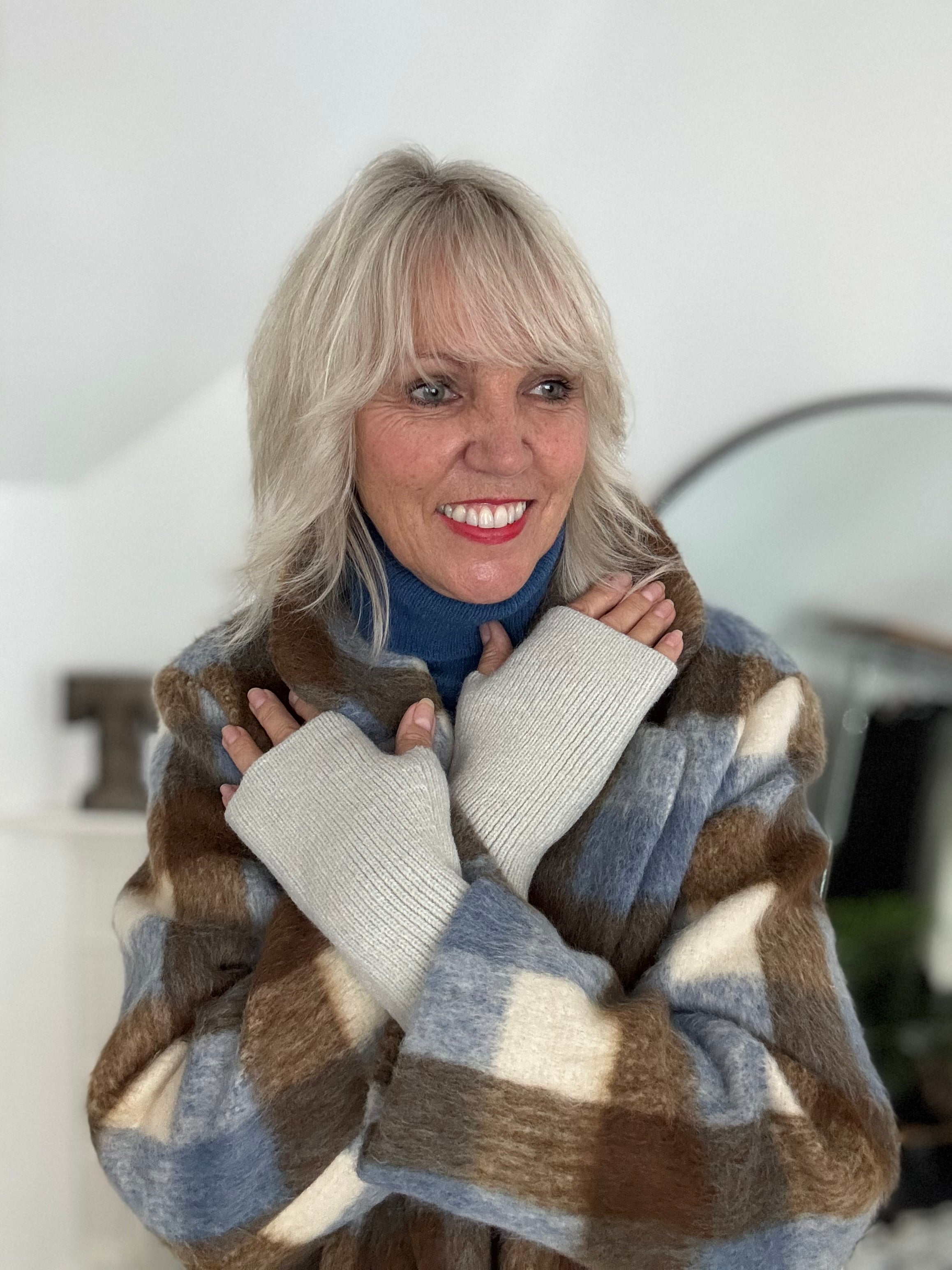 Soft Wristwarmer Gloves in Pale Grey