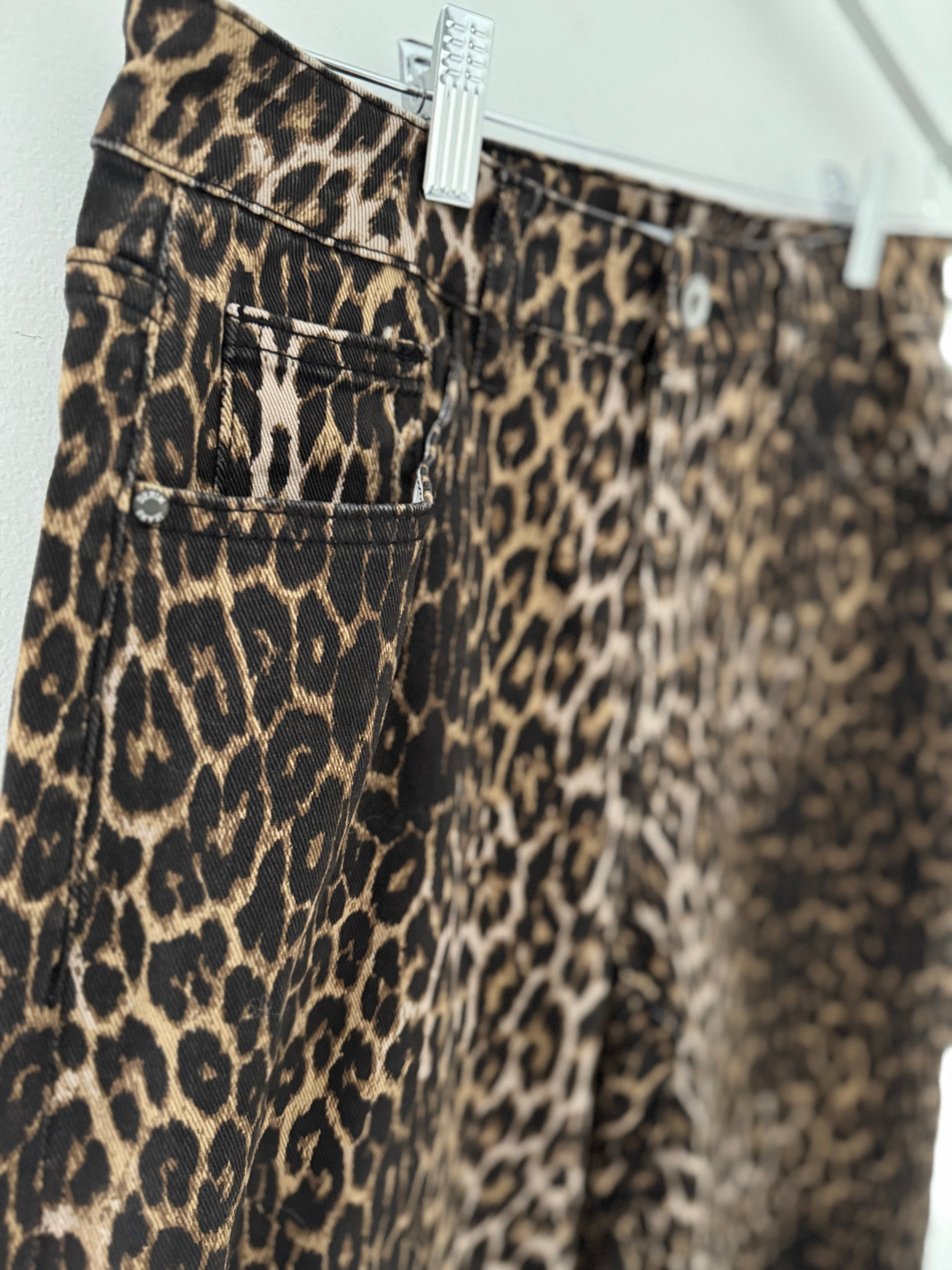 Barrel Leg Jeans in Leopard