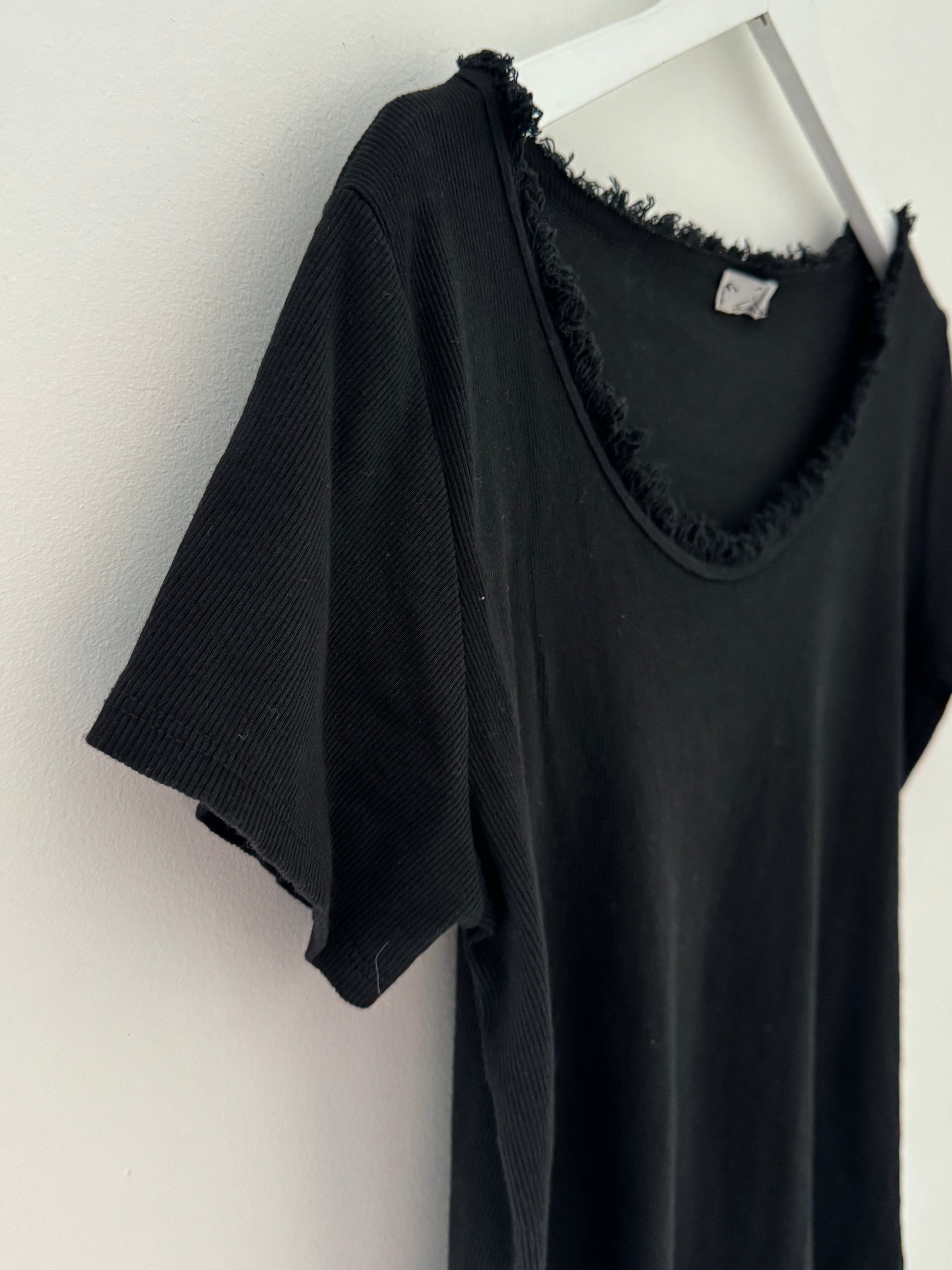 Vintage Round Neck Tee in Black