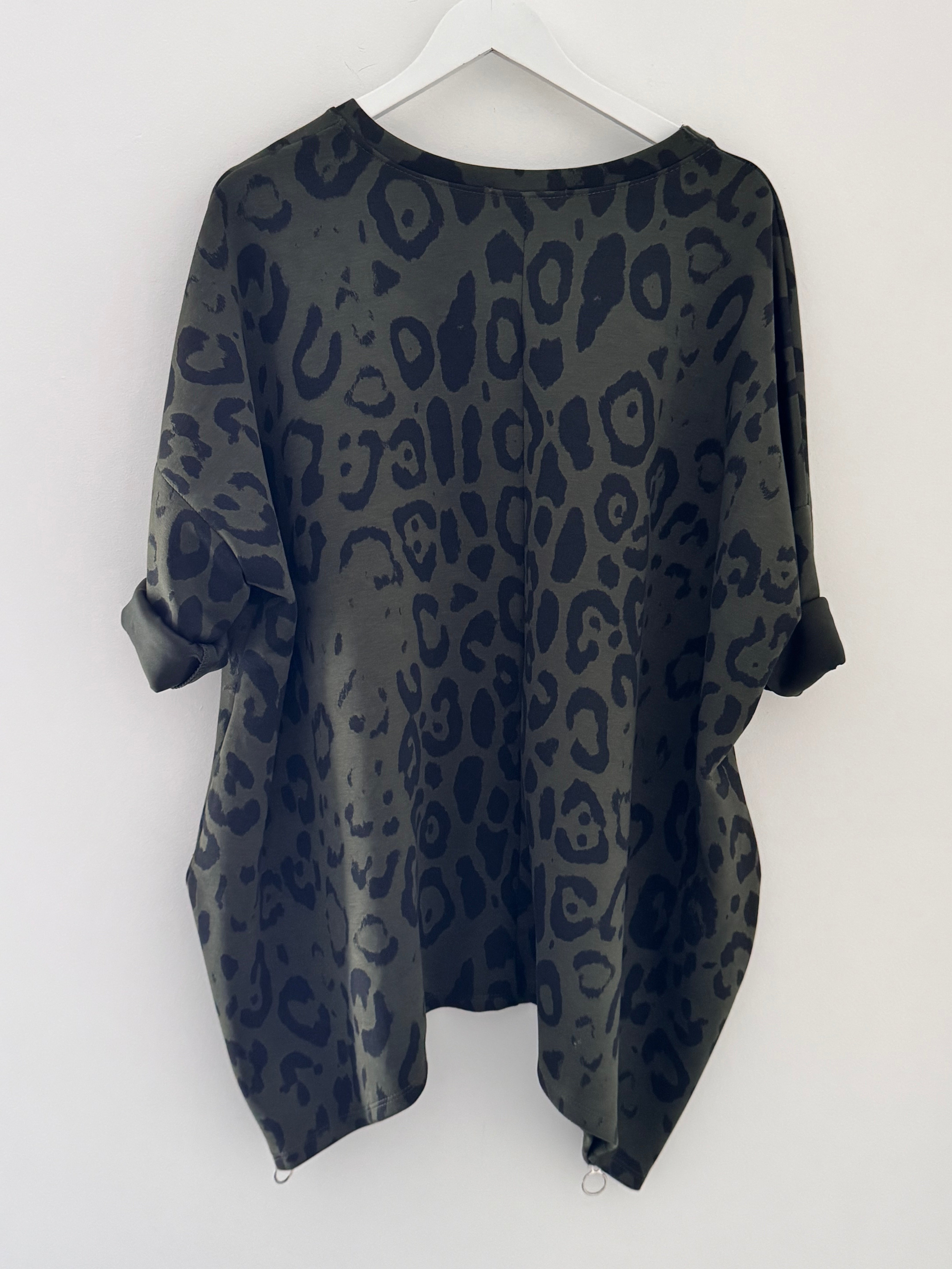 Oversized Sweatshirt in Dark Khaki Leopard