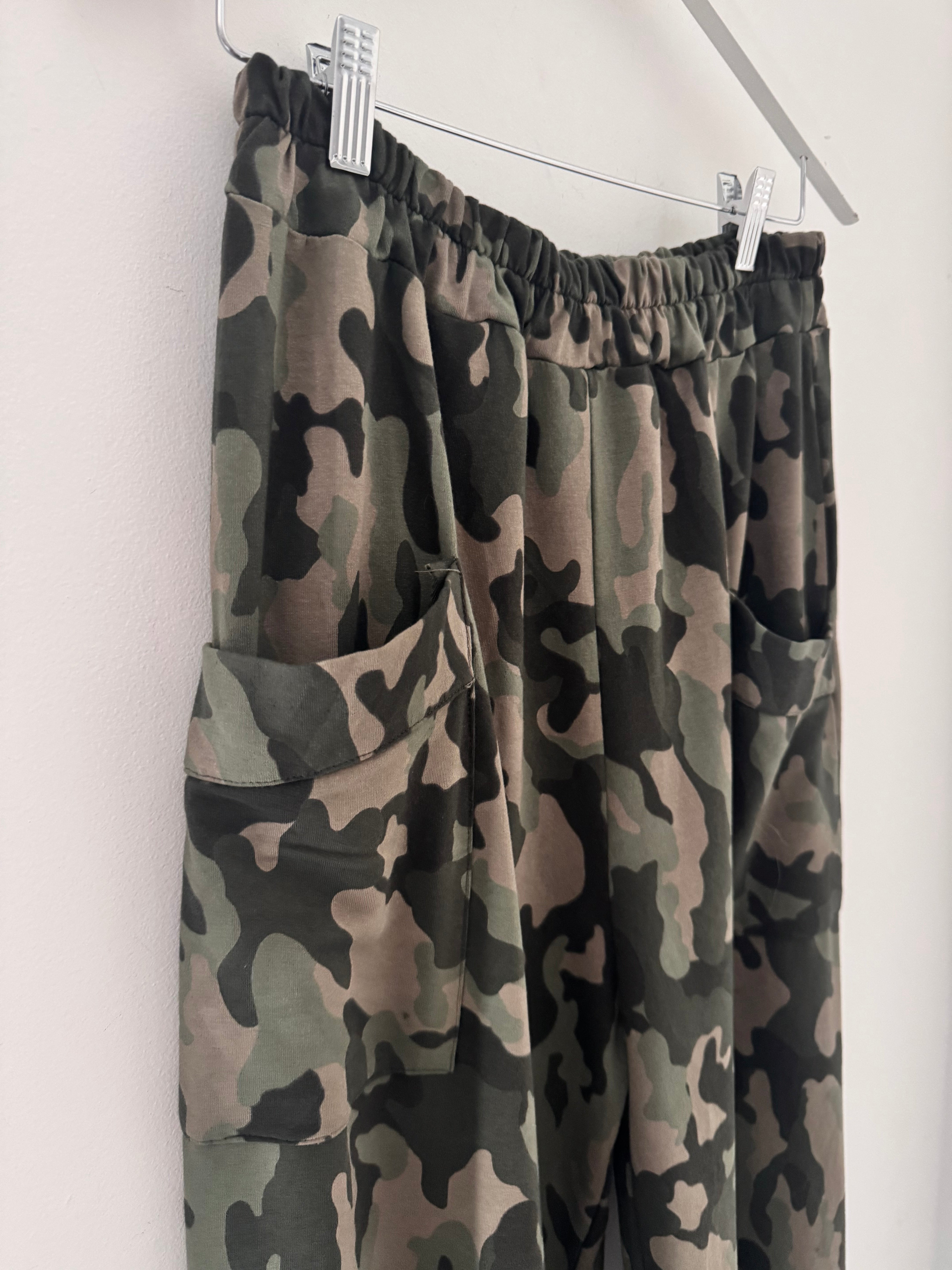 Barrel Cotton Jersey Trousers in Khaki Camo