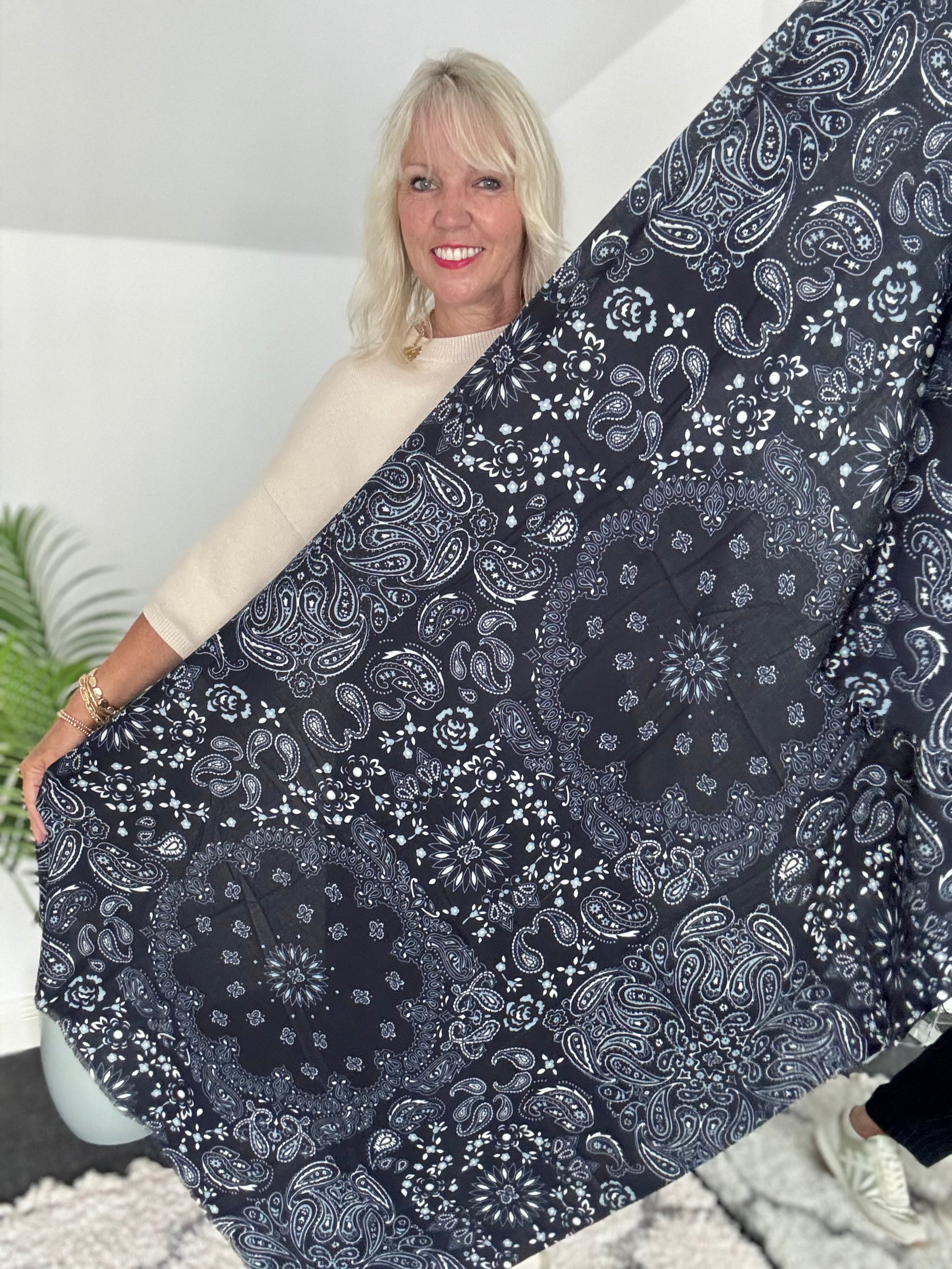 Cosy Paisley Scarf in Navy