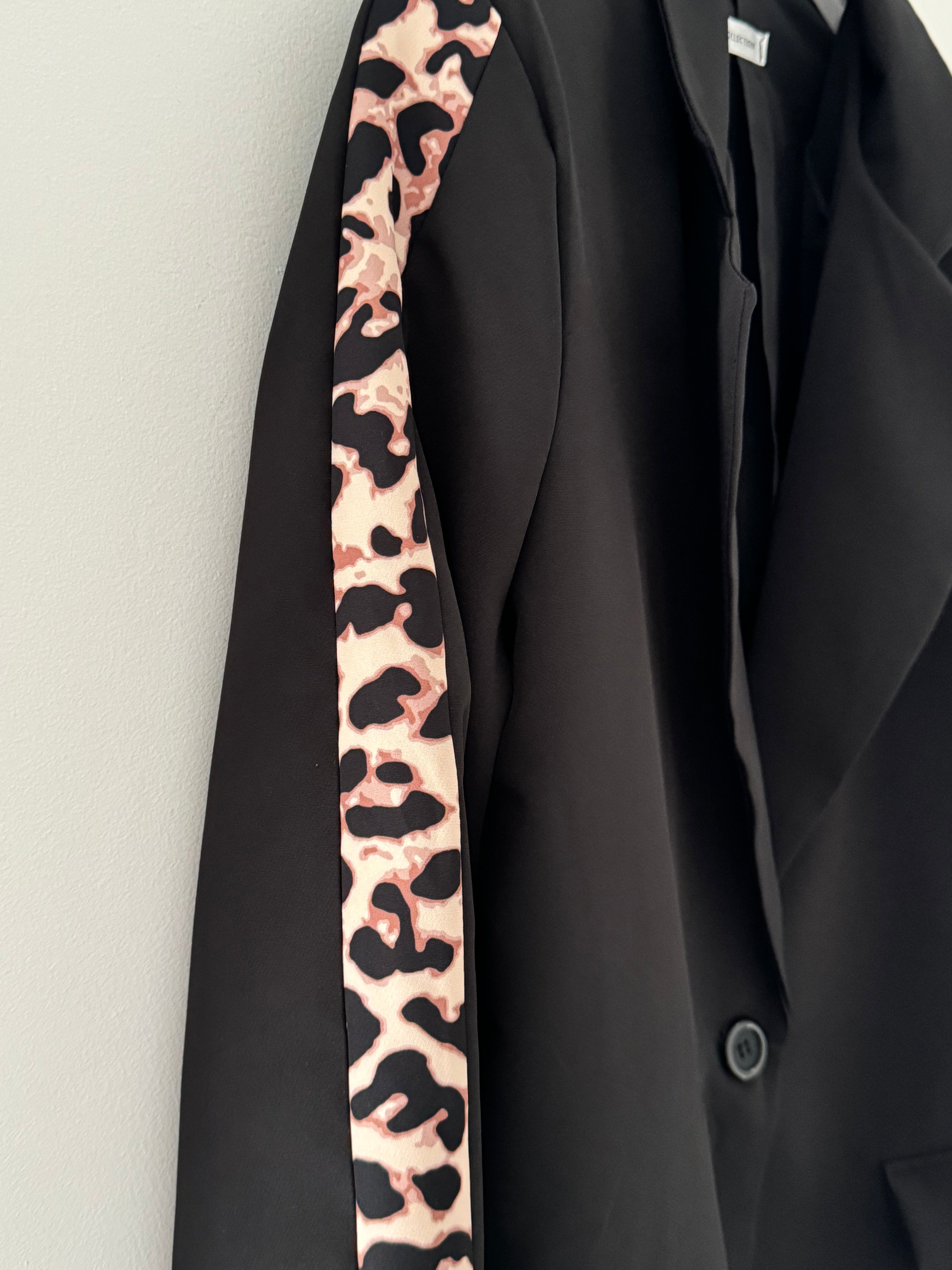 Blazer Jacket with Leopard Stripe in Black